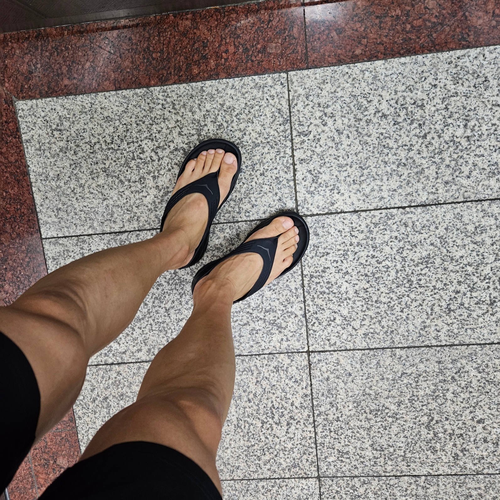 Hoka Ora Recovery Flip Black 착용 스타일