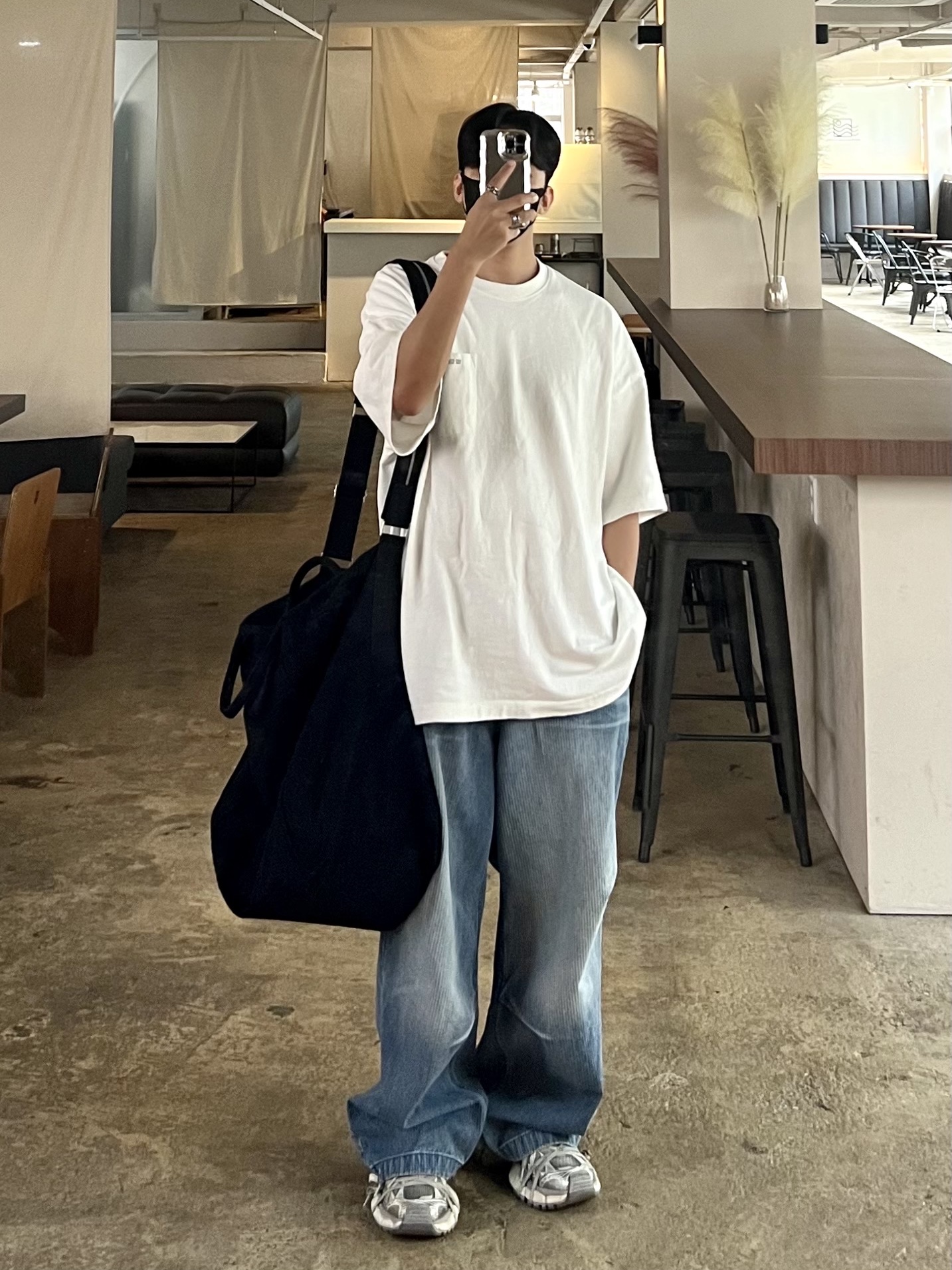 Balenciaga 3XL Sneakers Light Beige 착용 스타일