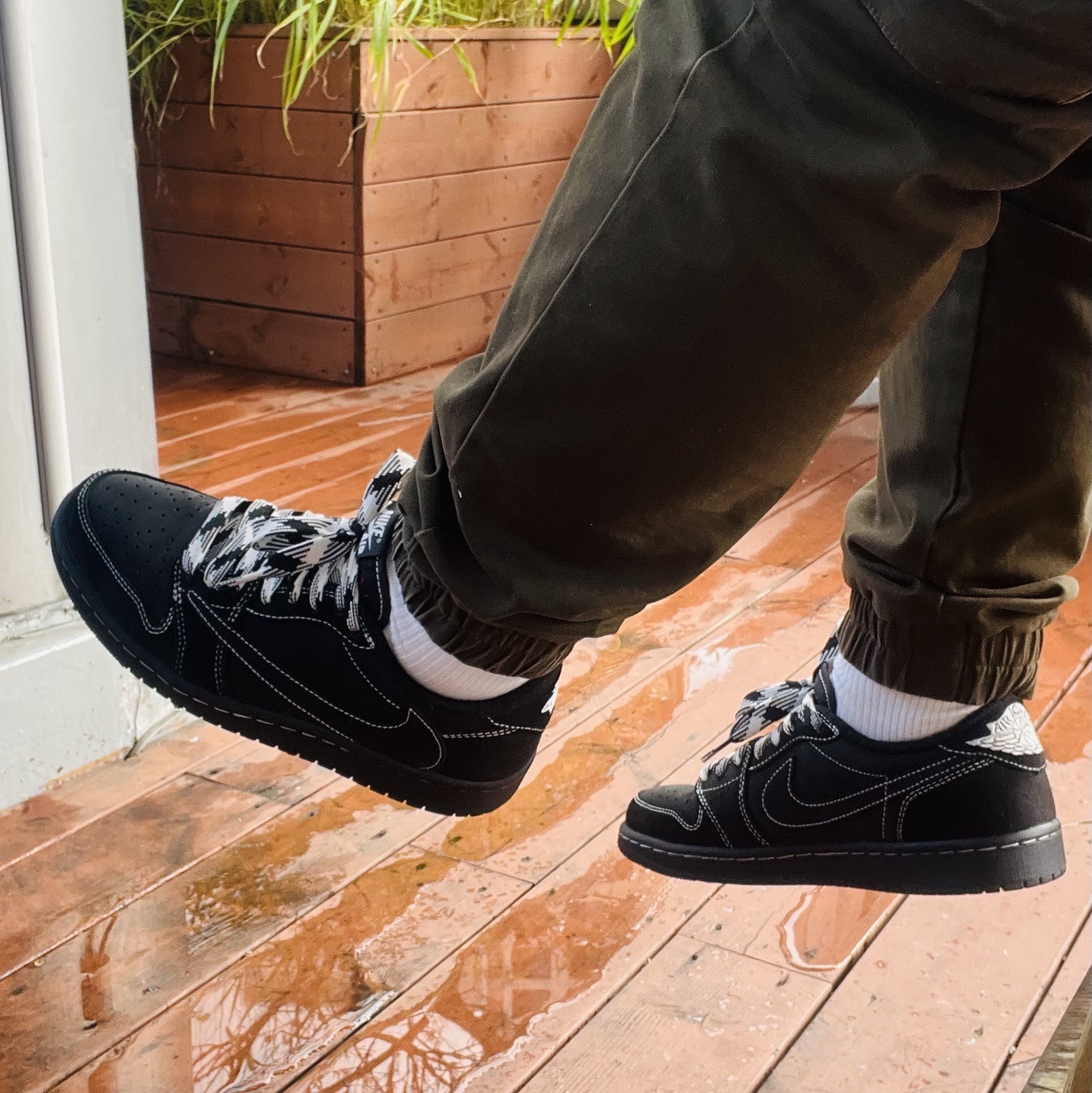 Jordan 1 x Travis Scott Retro Low OG SP Black Phantom 착용 스타일