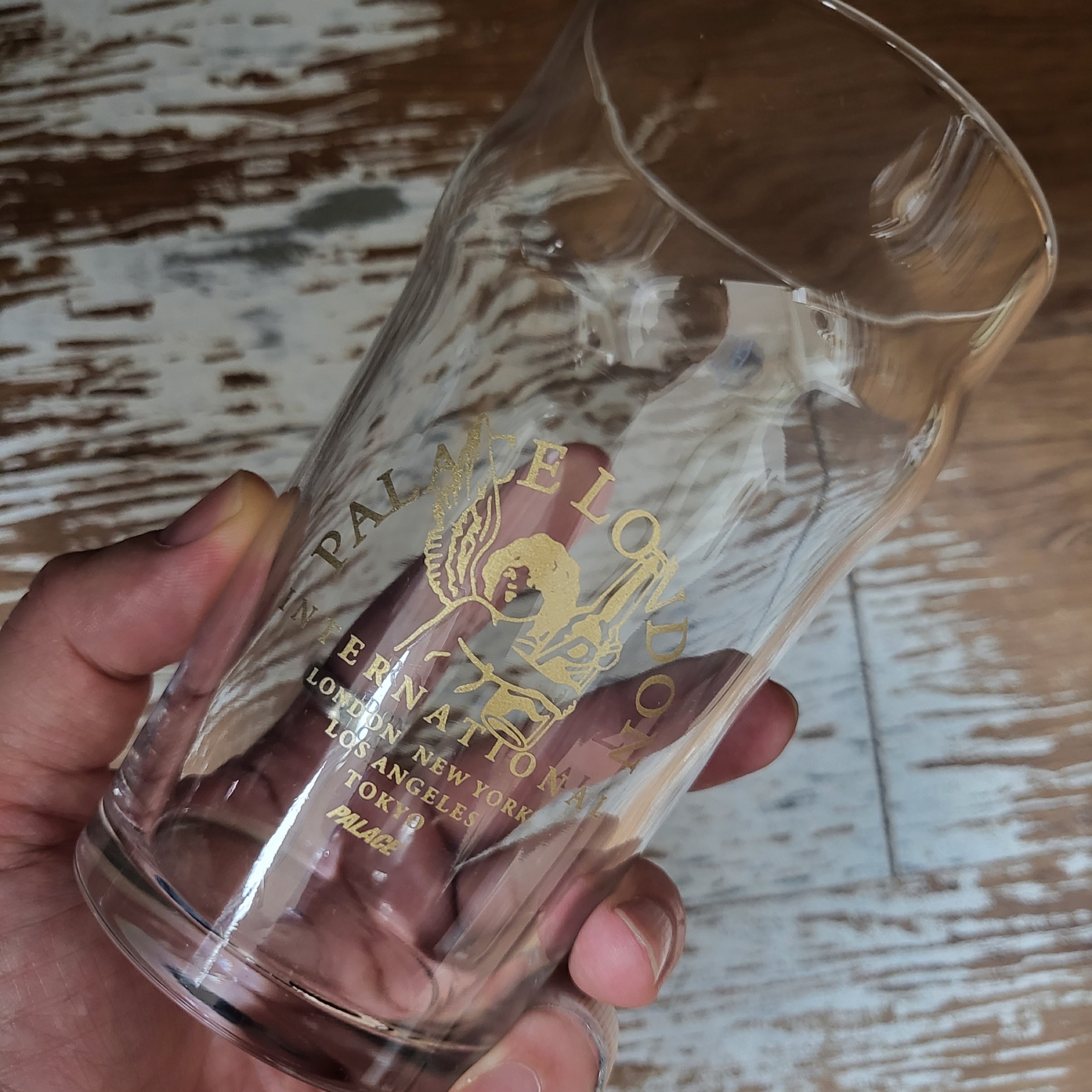 Palace International Pint Glass Clear - 23FW 착용 스타일
