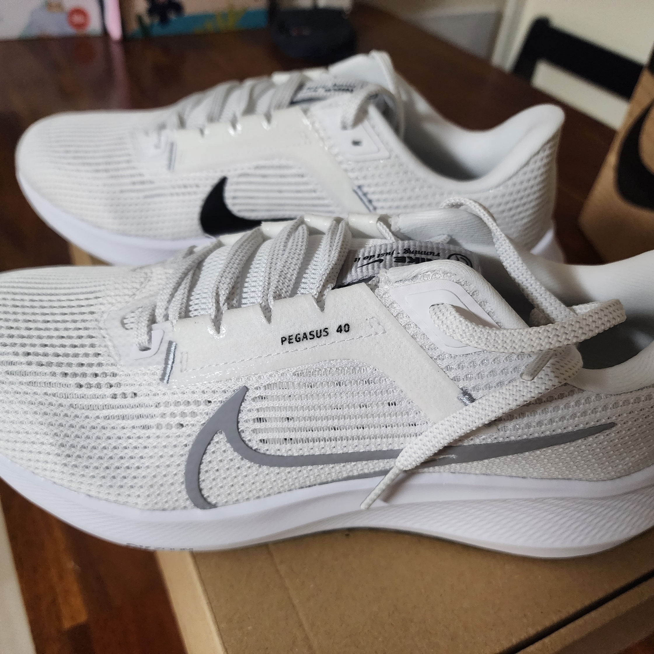 Nike Air Zoom Pegasus 40 White Wolf Grey 착용 스타일