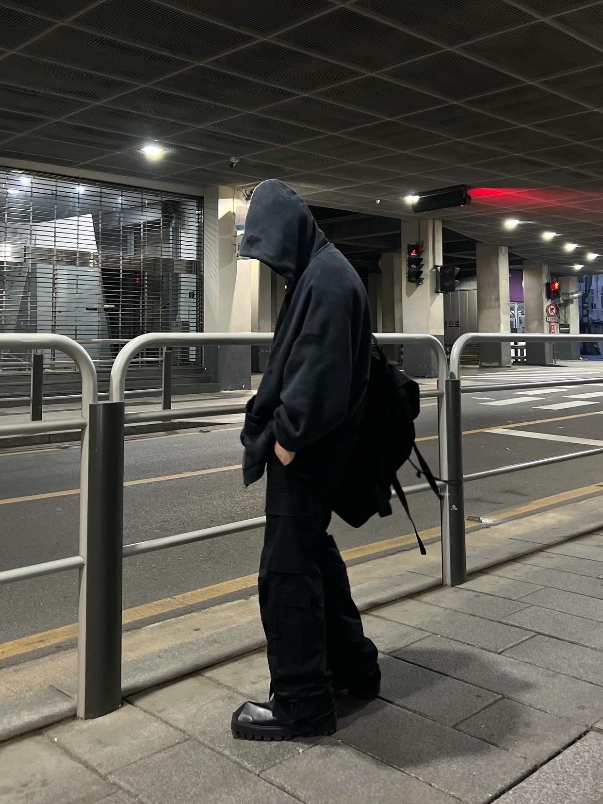 Nonnod x Shinsegae Distressed Zip-Up Hoodie Washed Black, Y/Project Paris Best T-Shirt Black - 23SS 착용 스타일 - 2