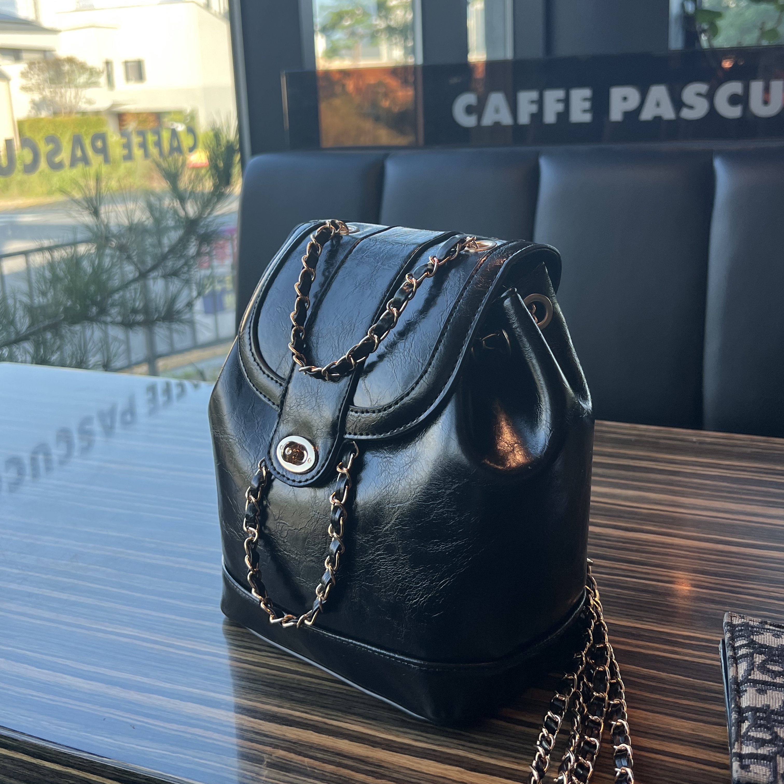 Cardinal Red Hawoo-A Bag Black 착용 스타일