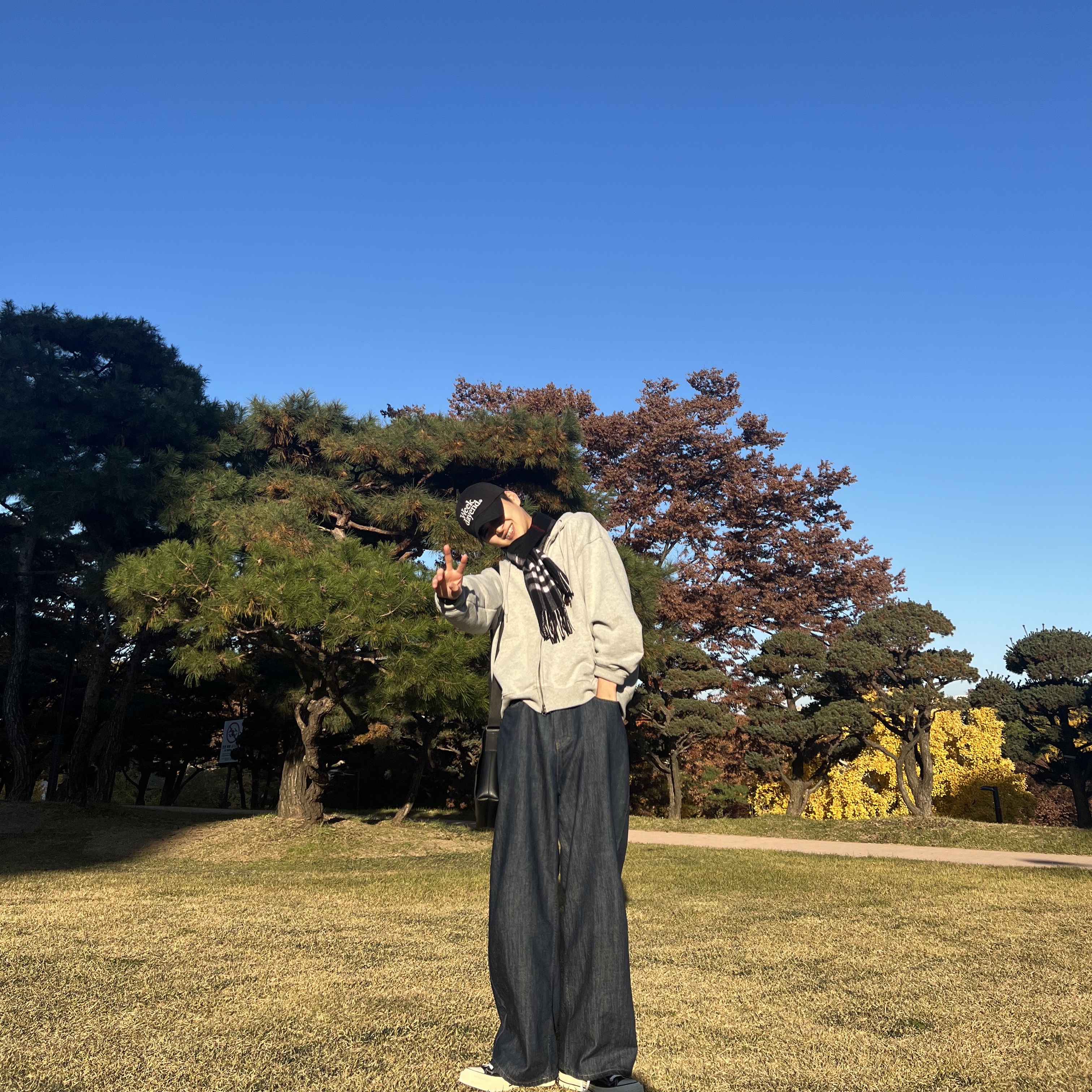 Converse Chuck 70 Hi Black, Burberry Classic Check Cashmere Muffler Navy 착용 스타일