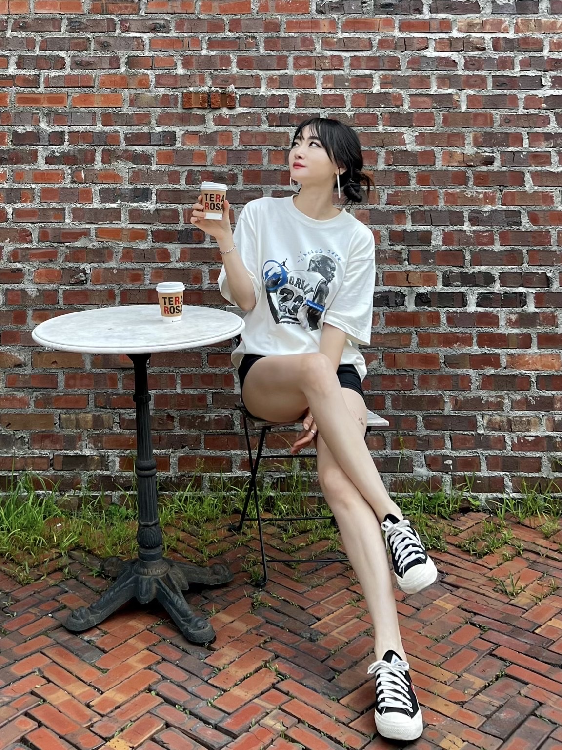 Converse x Play Comme des Garcons Chuck 70 Ox Black, Jordan x Travis Scott x Fragment T-Shirt Sail (DJ0619-133) 착용 스타일 - 3