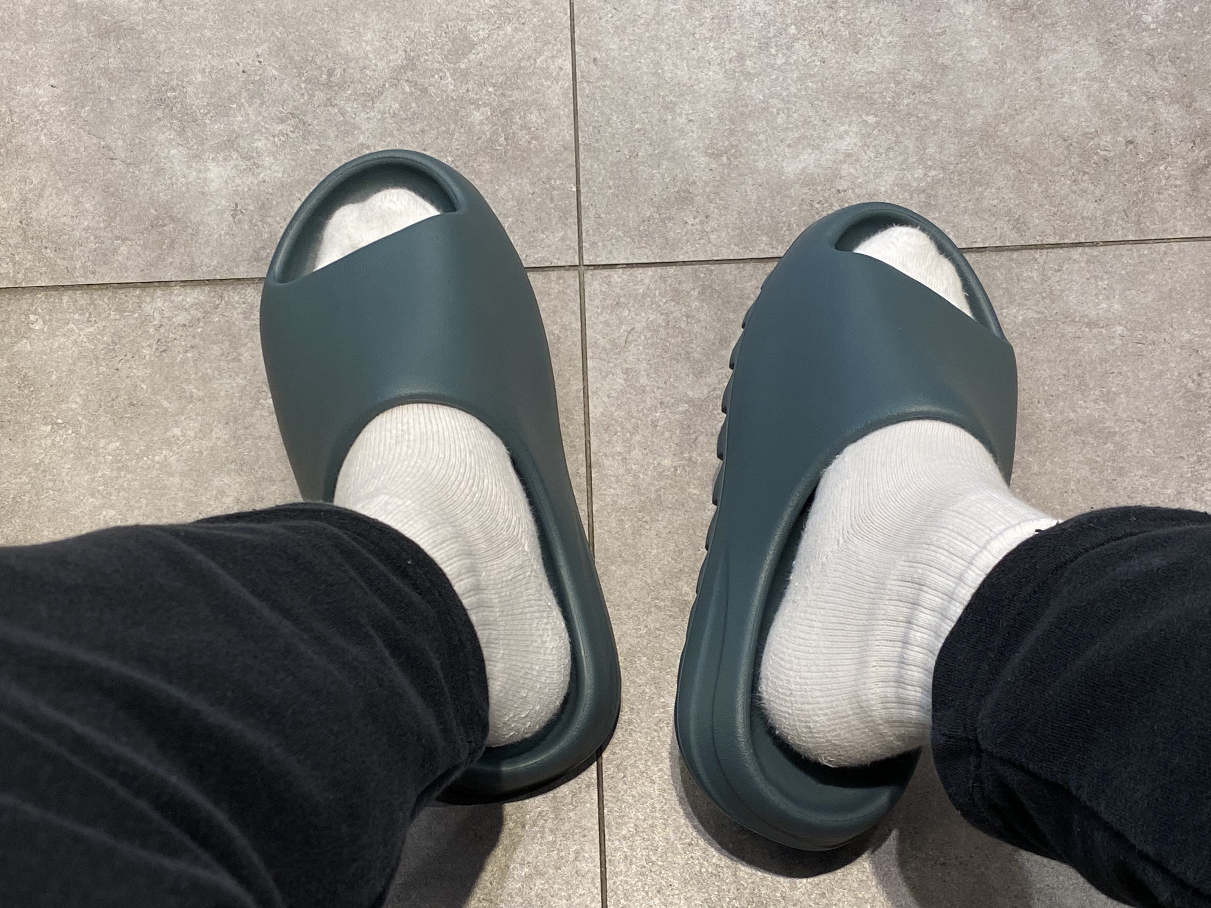 Adidas Yeezy Slide Slate Marine 착용 스타일 - 2