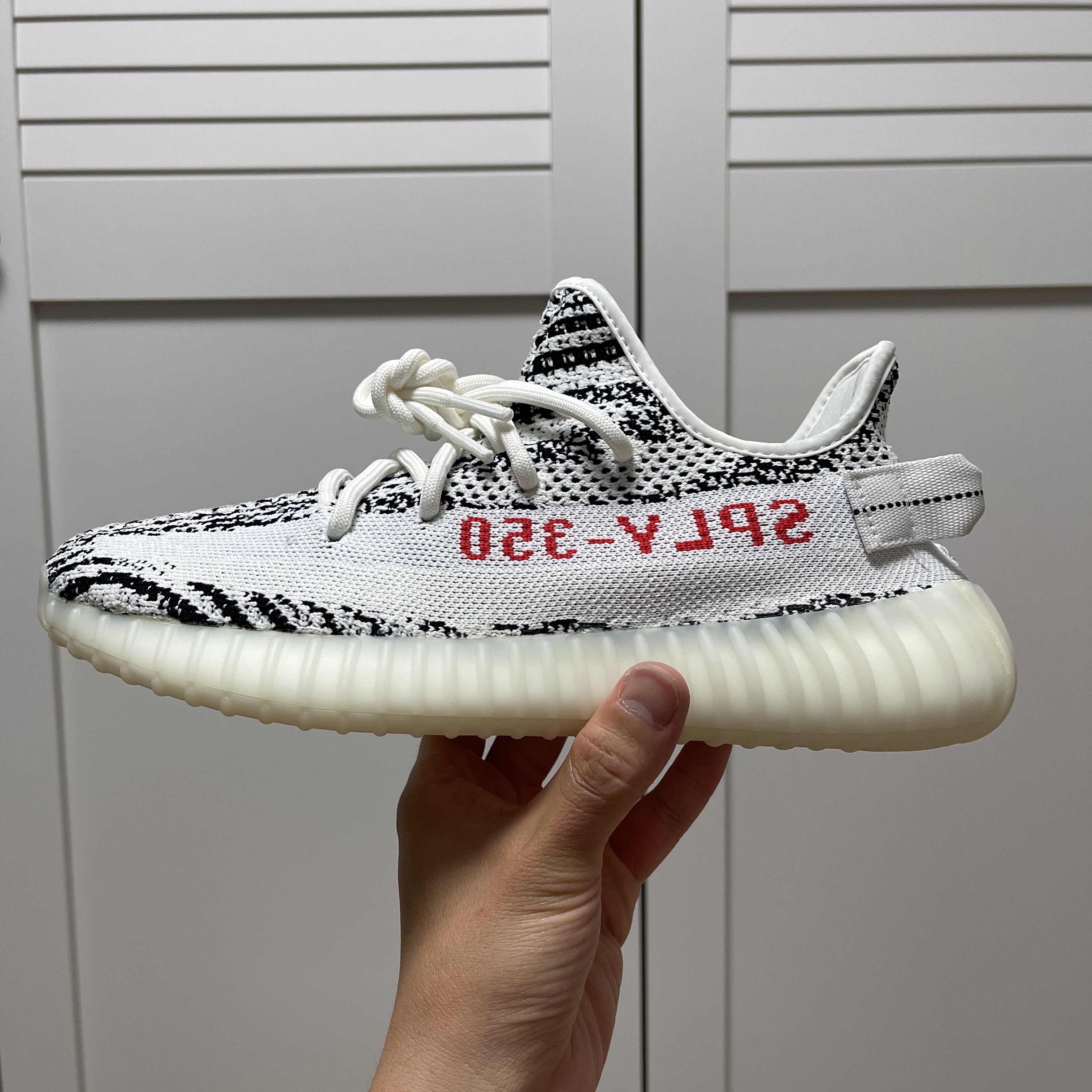 Adidas Yeezy Boost 350 V2 Zebra 2022/2023 착용 스타일 - 2