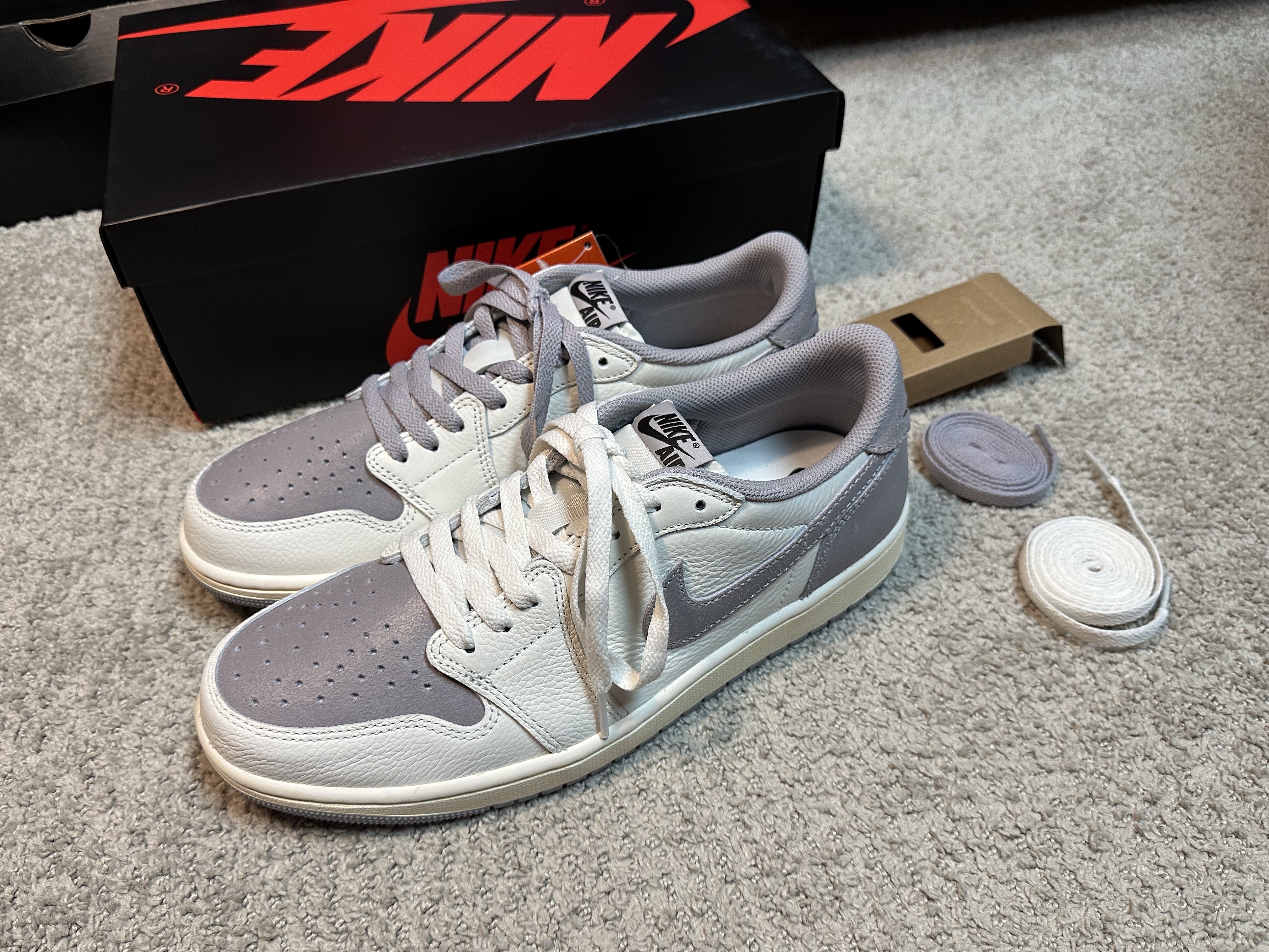Jordan 1 Retro Low OG Atmosphere Grey 착용 스타일 - 1