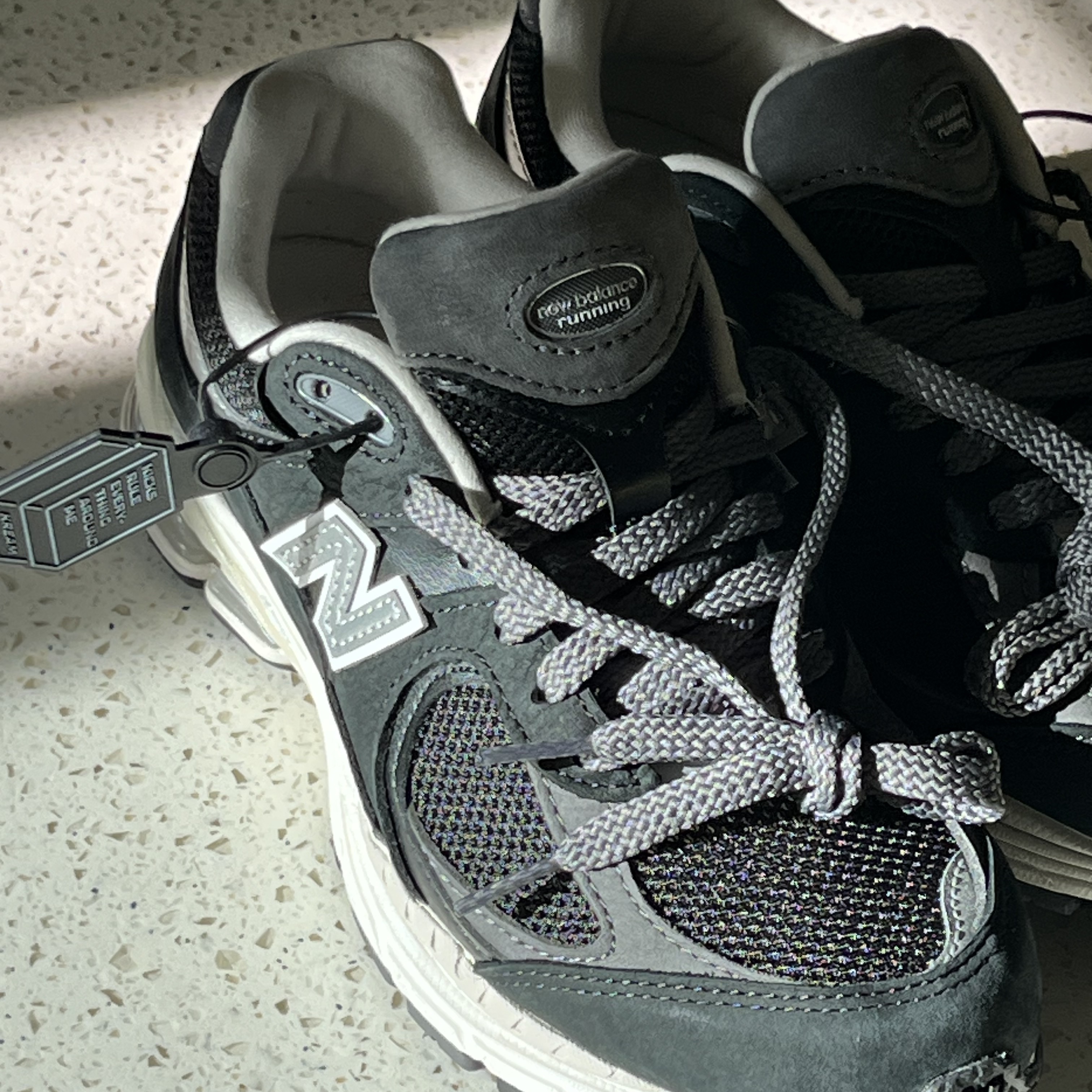 New Balance 2002R Premium Vintage Black 착용 스타일