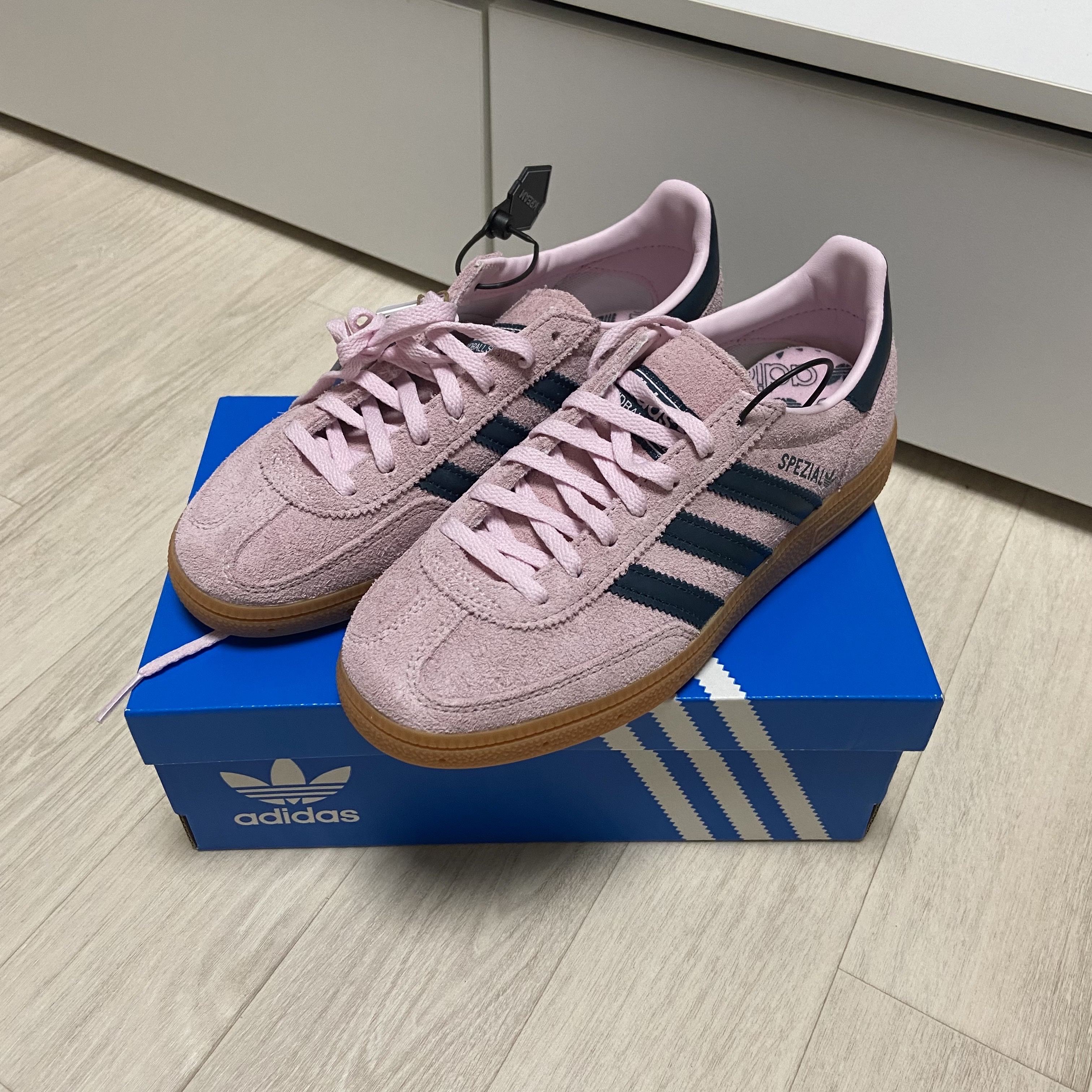 (W) Adidas Spezial Handball Clear Pink 착용 스타일 - 1