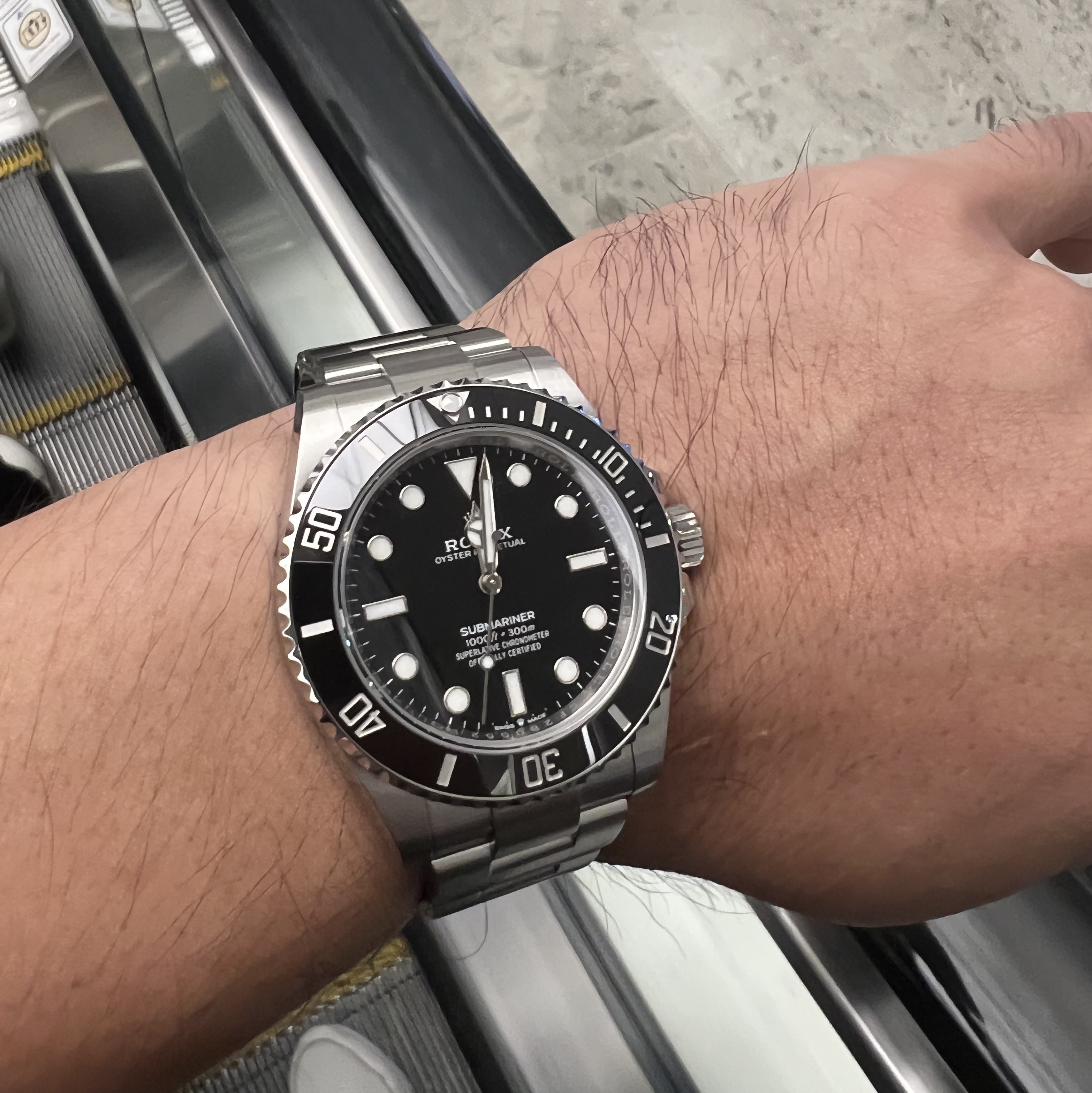 Rolex Submariner 41mm 124060 Black Oyster 착용 스타일