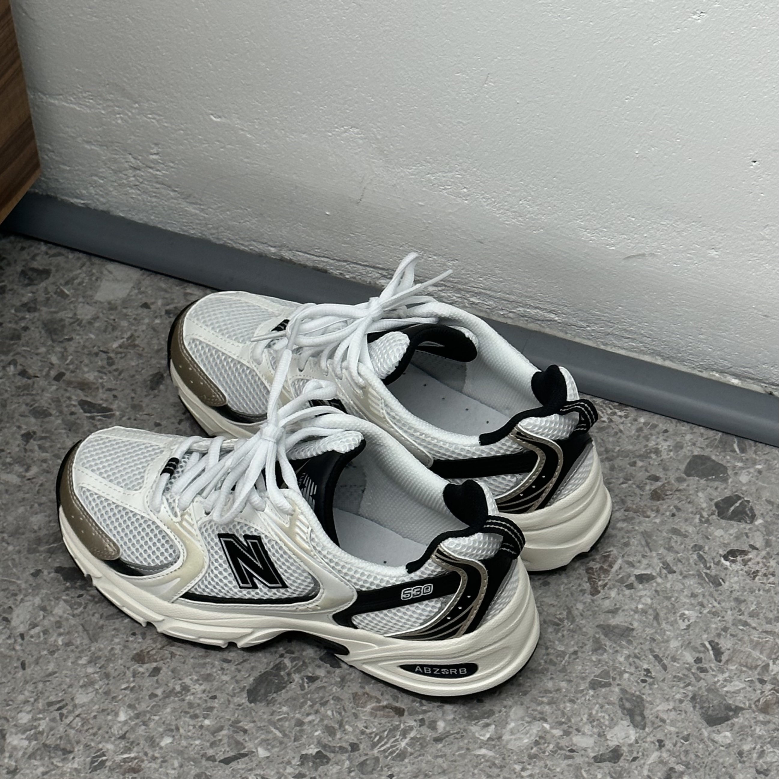 New Balance 530 White Gold 착용 스타일 - 1