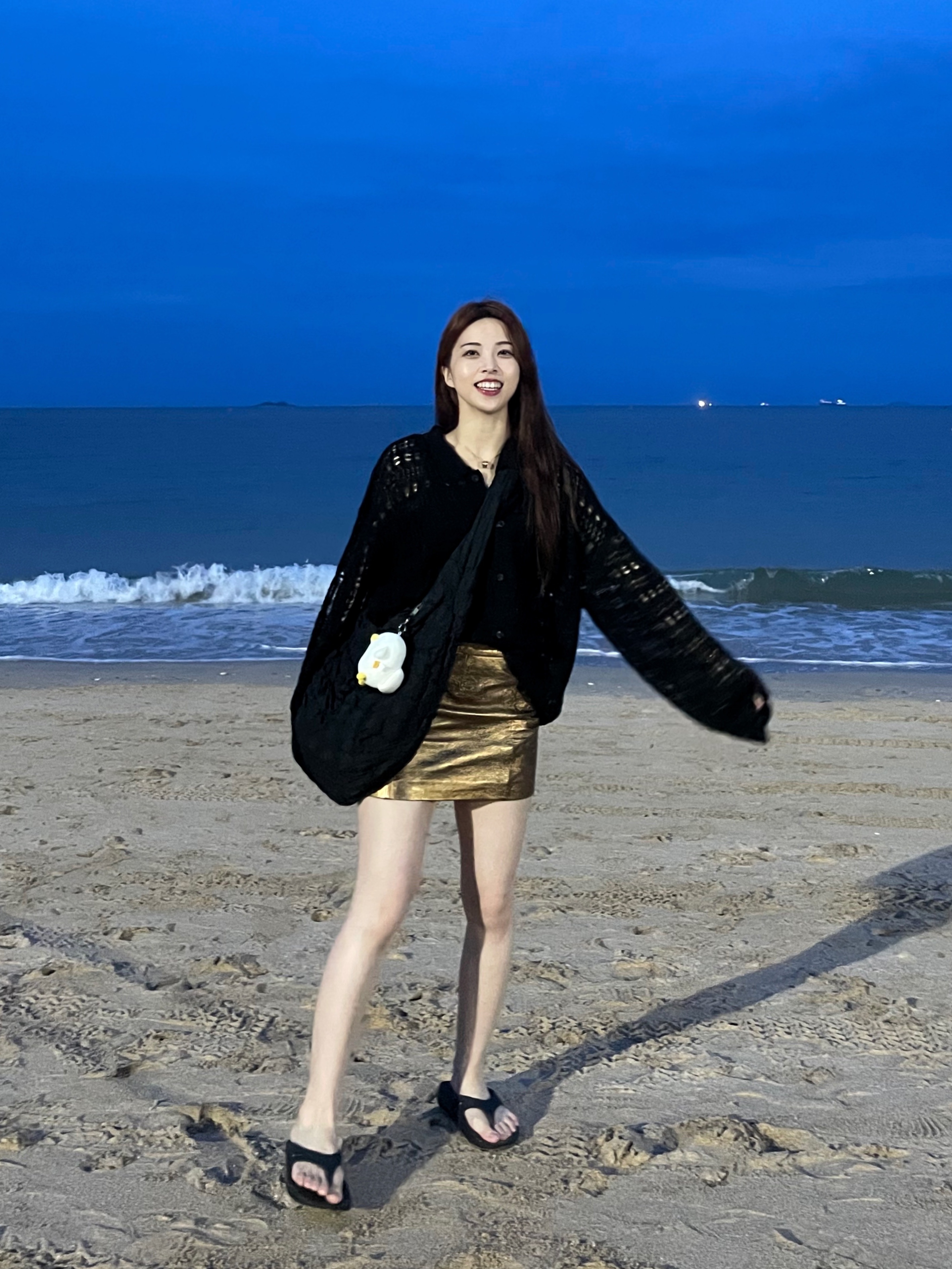 COS Quilted Oversized Shoulder Bag Black, Oofos OOriginal Black 착용 스타일 - 3