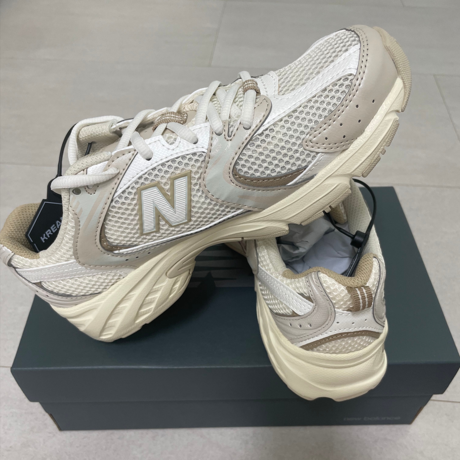 New Balance 530 Beige Angora 착용 스타일 - 1