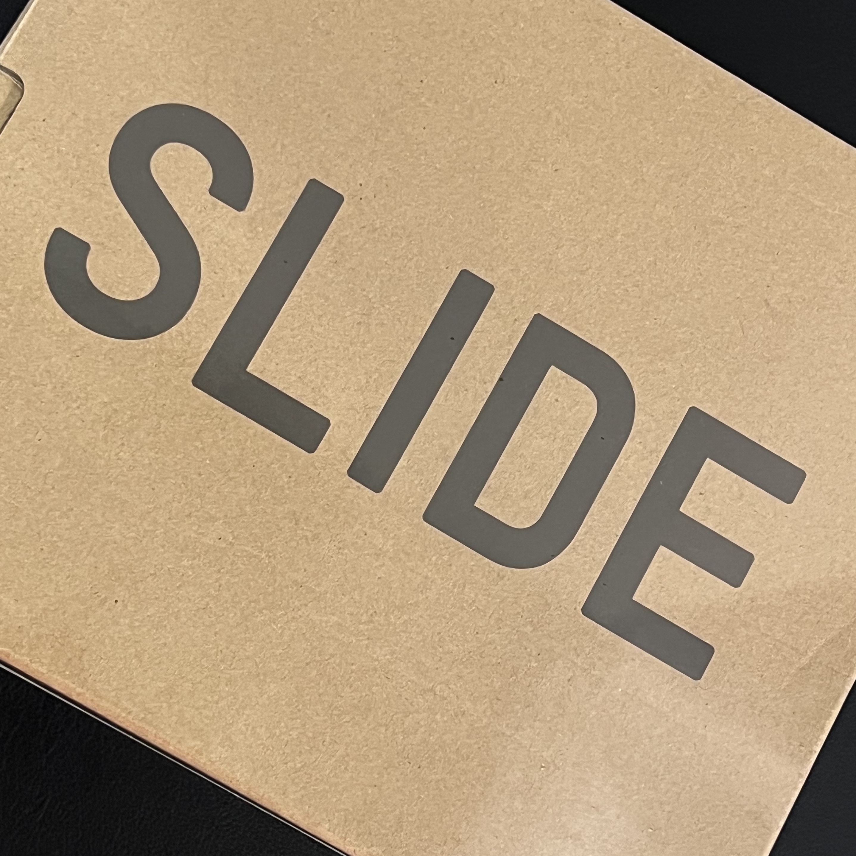 Adidas Yeezy Slide Ochre 착용 스타일 - 5