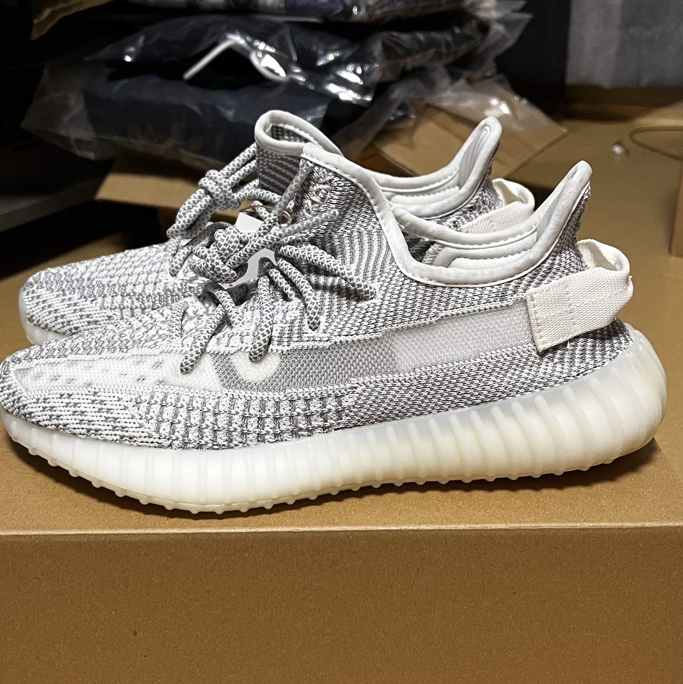 Adidas Yeezy Boost 350 V2 Static 2023 착용 스타일 - 1