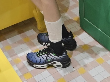 Nike Air Max Plus Black Deep Royal 착용 스타일 - 3