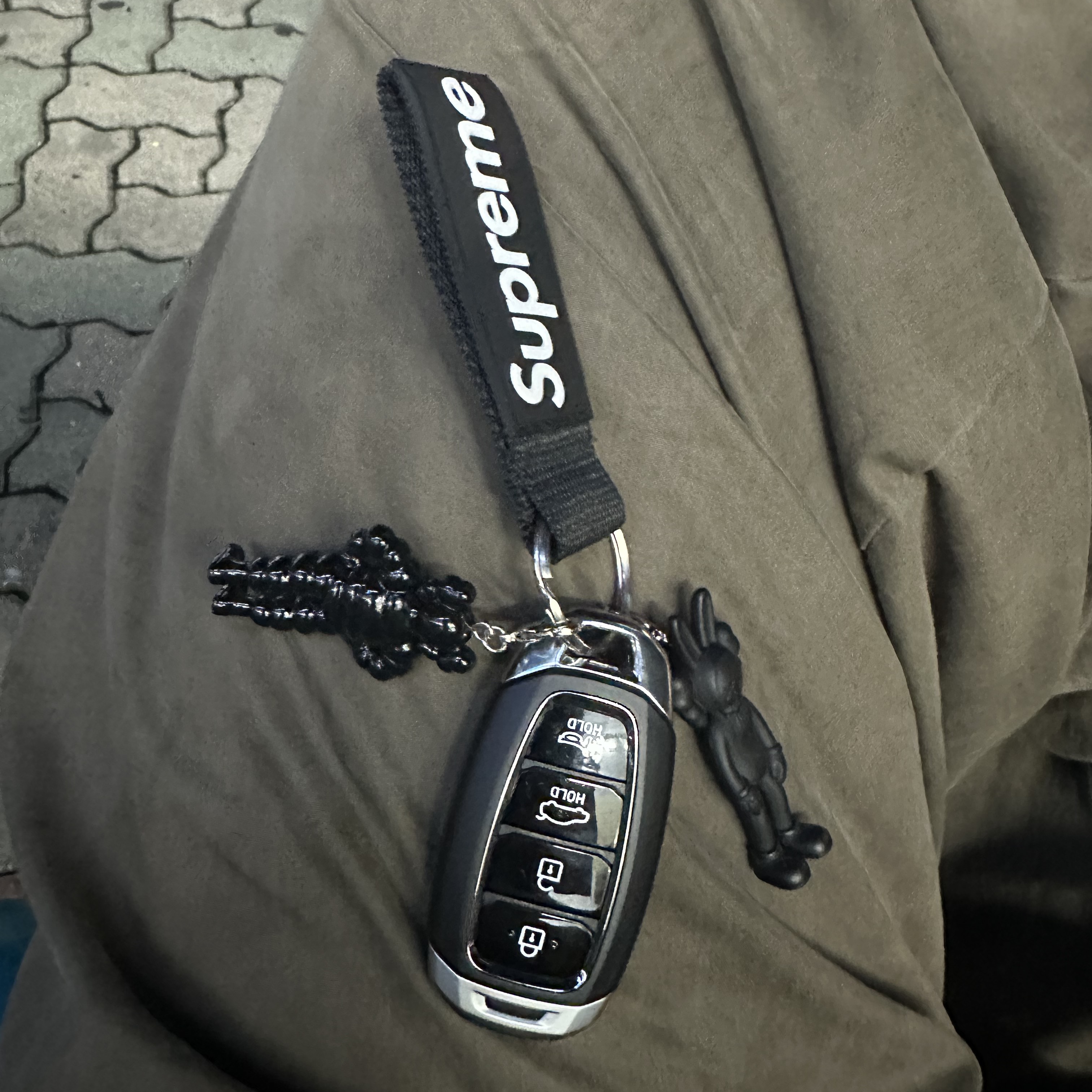 Kaws Tokyo First Chum Keychain Black, Supreme Webbing Keychain Black - 23SS 착용 스타일