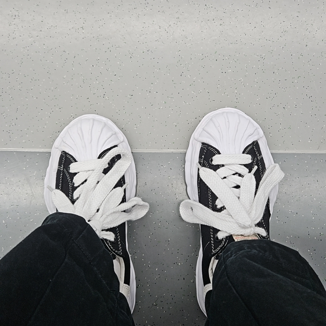 Maison Mihara Yasuhiro Blakey OG Sole Canvas Low-top Sneakers Black White 착용 스타일