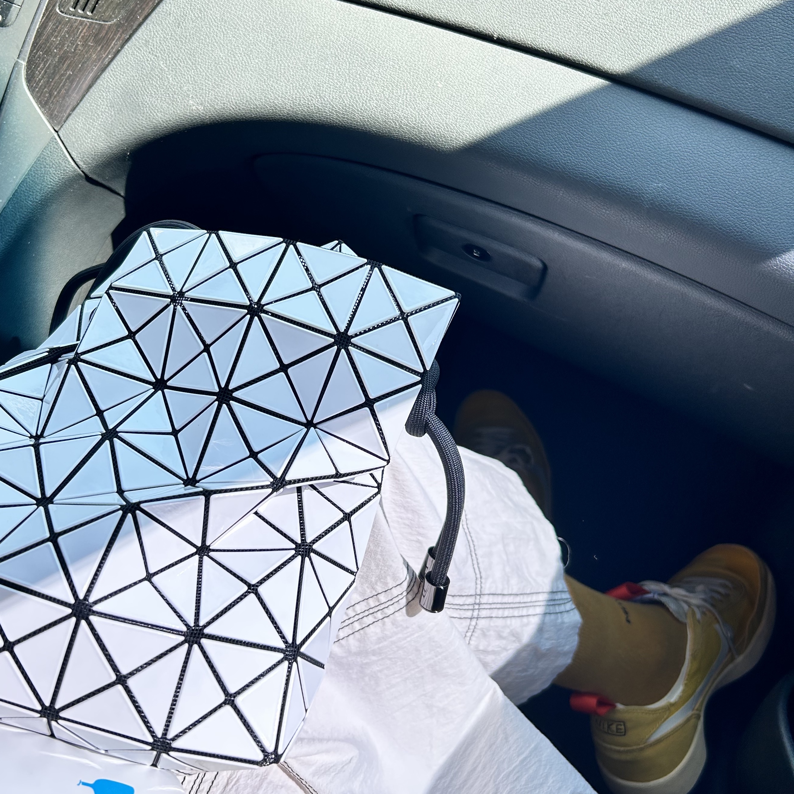 Bao Bao Issey Miyake Wring Bag White 착용 스타일