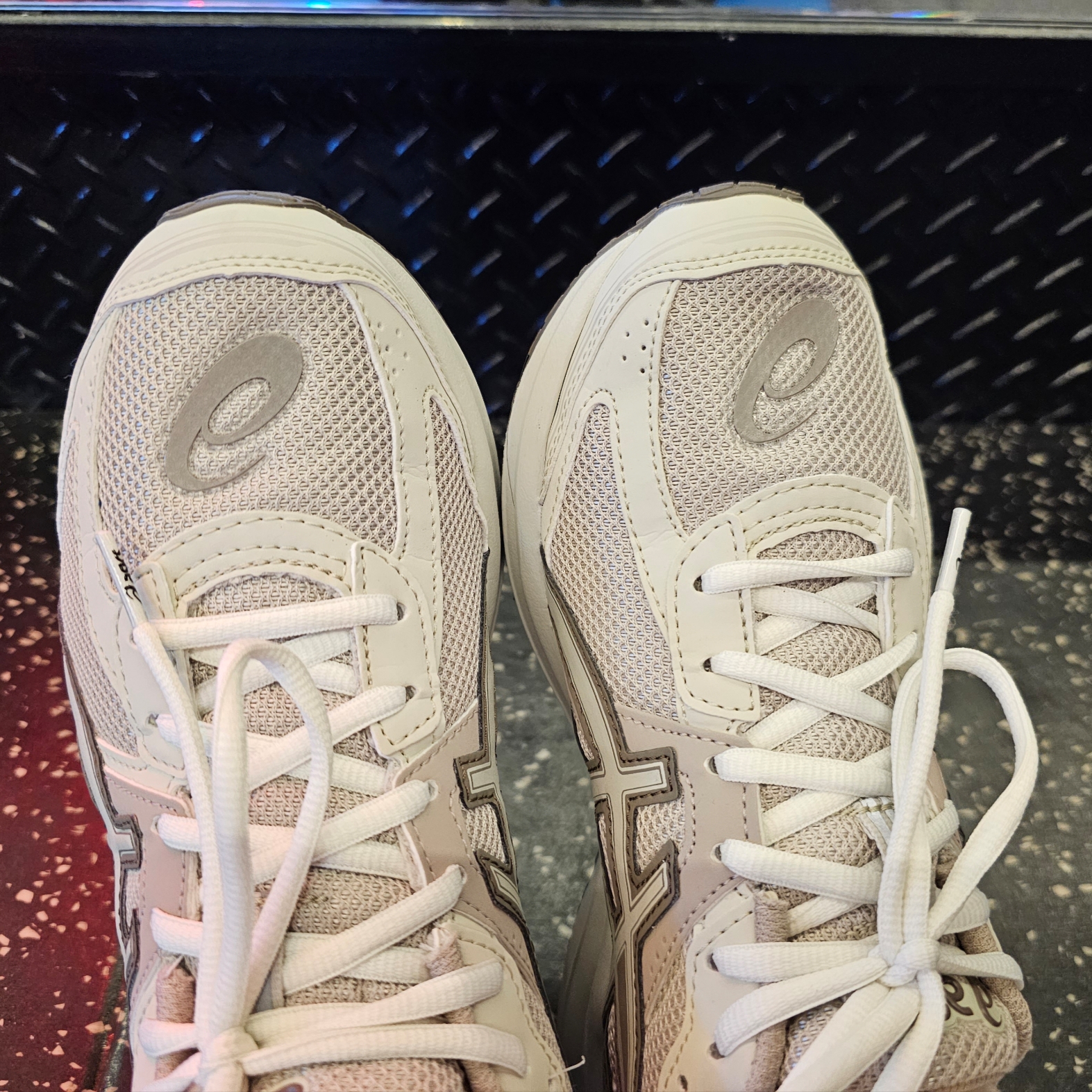 Asics Jog 100 S Birch - 2E Wide 착용 스타일