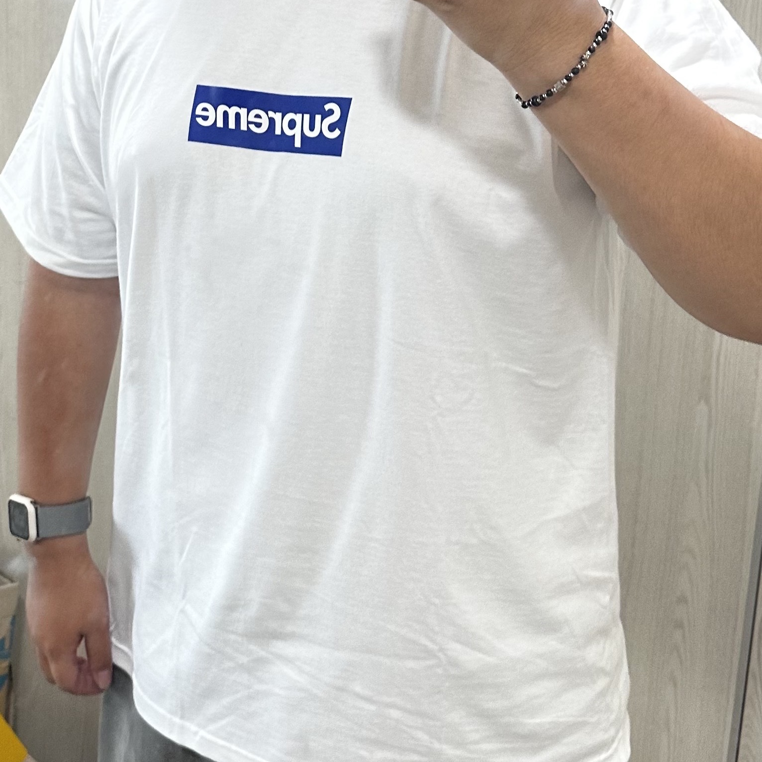 Supreme Seoul Box Logo T-Shirt White - 23FW, Scudo Garden Karen Beads Bracelet Black 착용 스타일 - 1