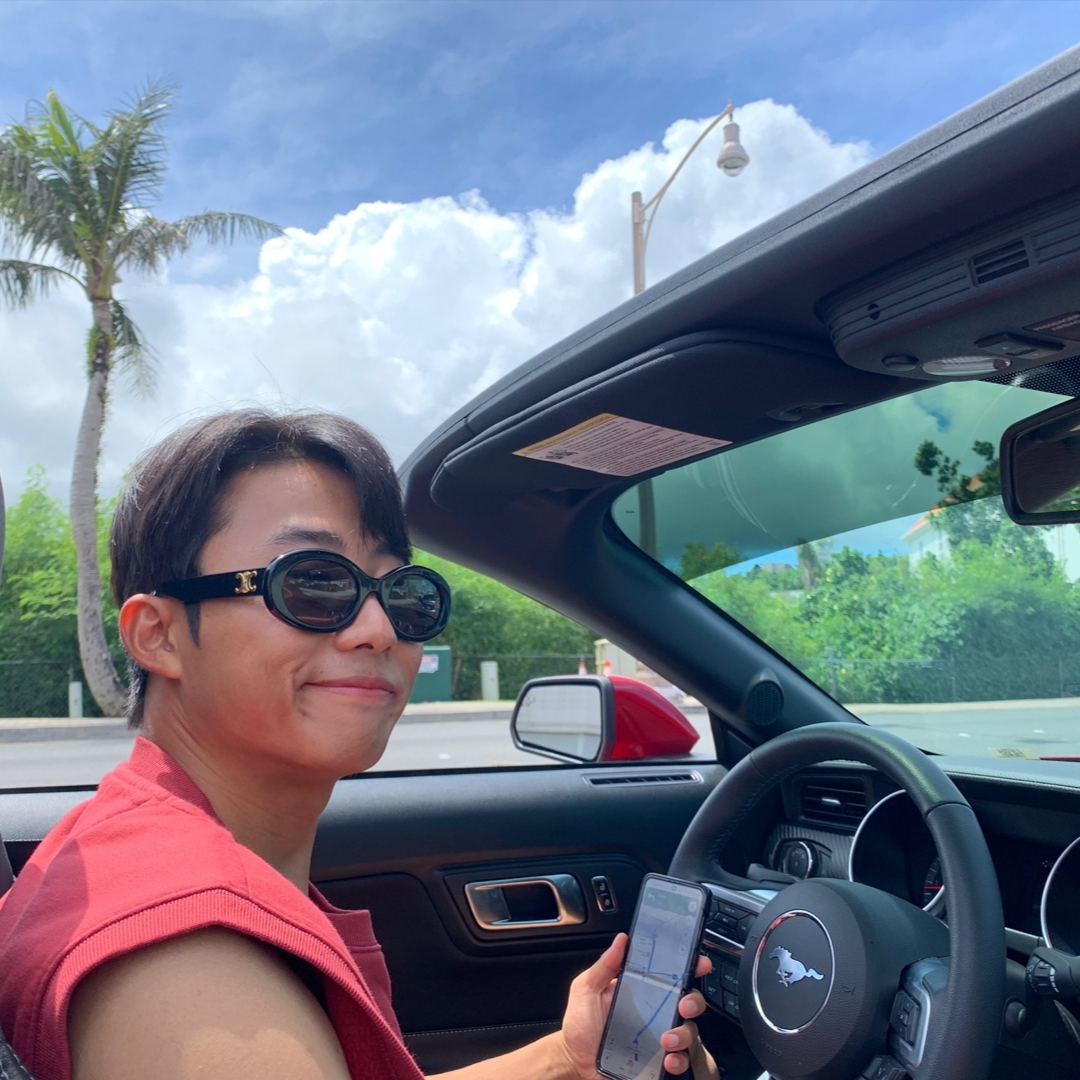 (W) Celine Triomphe 01 Sunglasses in Acetate Black 착용 스타일 - 1