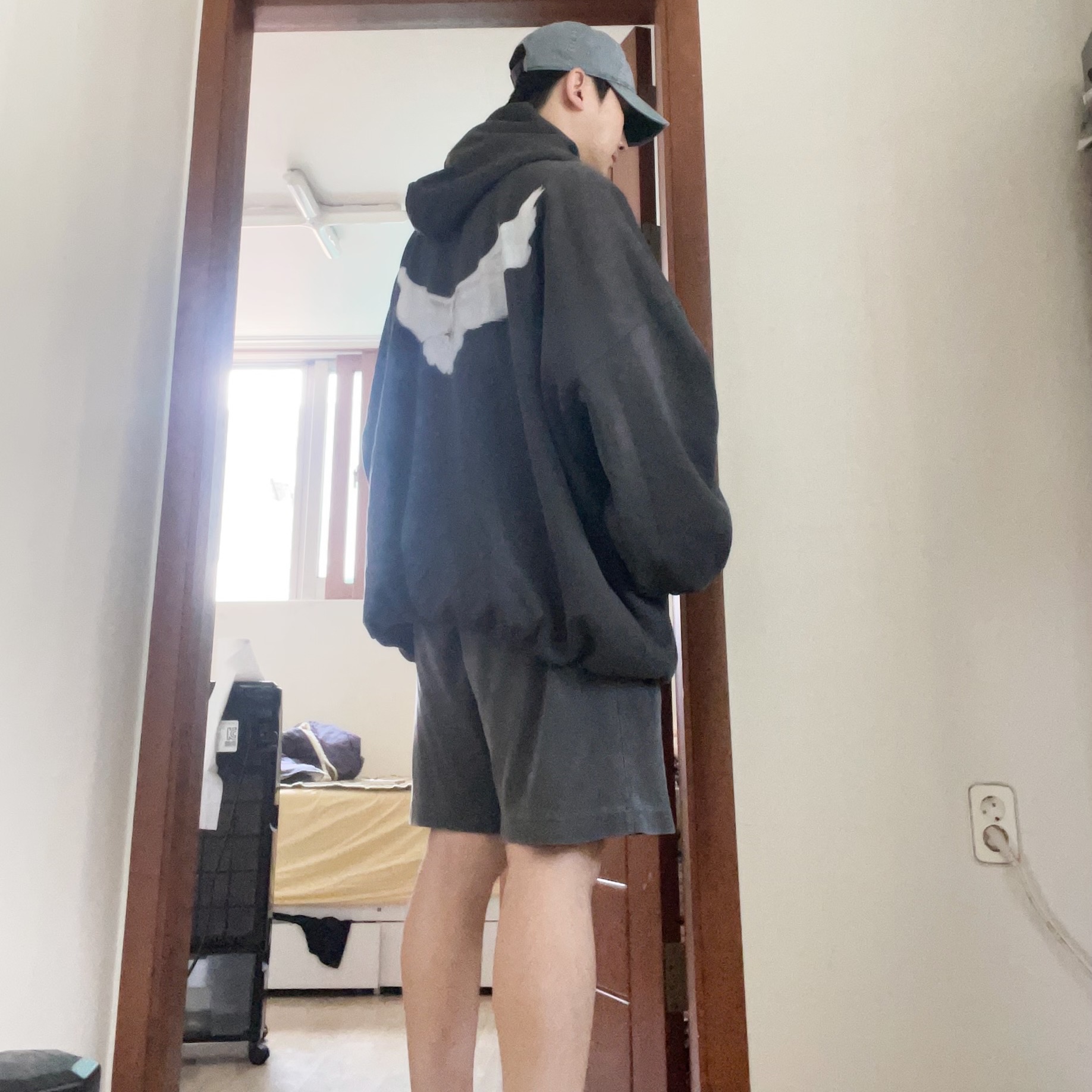 Yeezy Gap Engineered By Balenciaga Dove Hoodie Black 착용 스타일 - 1