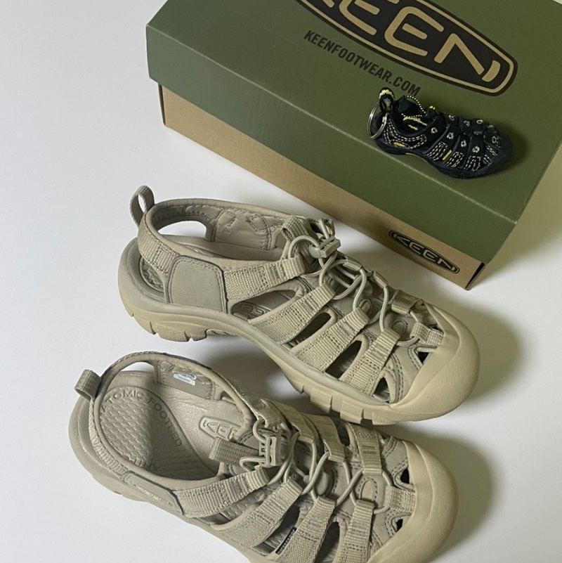 (W) Keen Newport H2 Monochrome Safari 착용 스타일 - 1