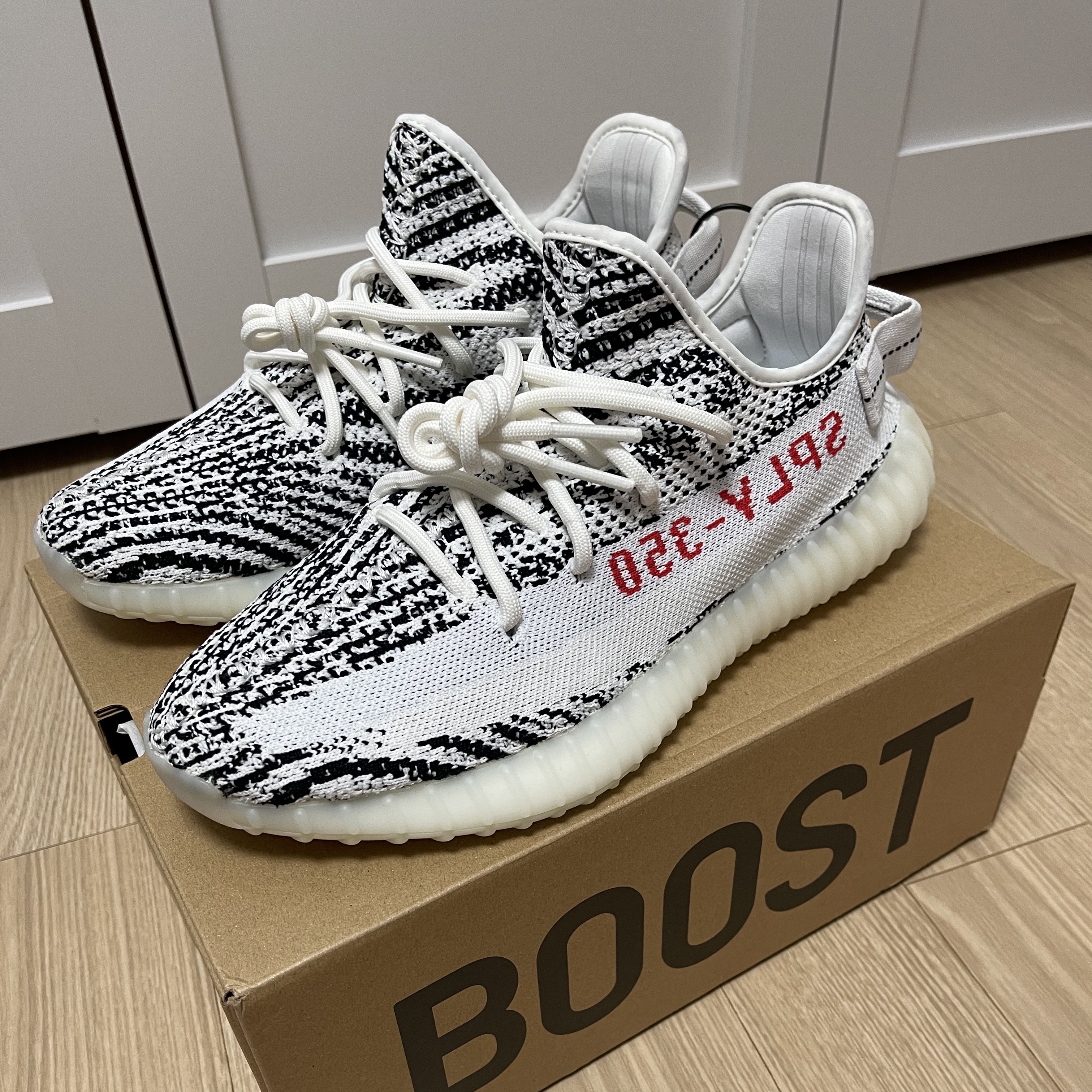 Adidas Yeezy Boost 350 V2 Zebra 2022/2023 착용 스타일 - 1