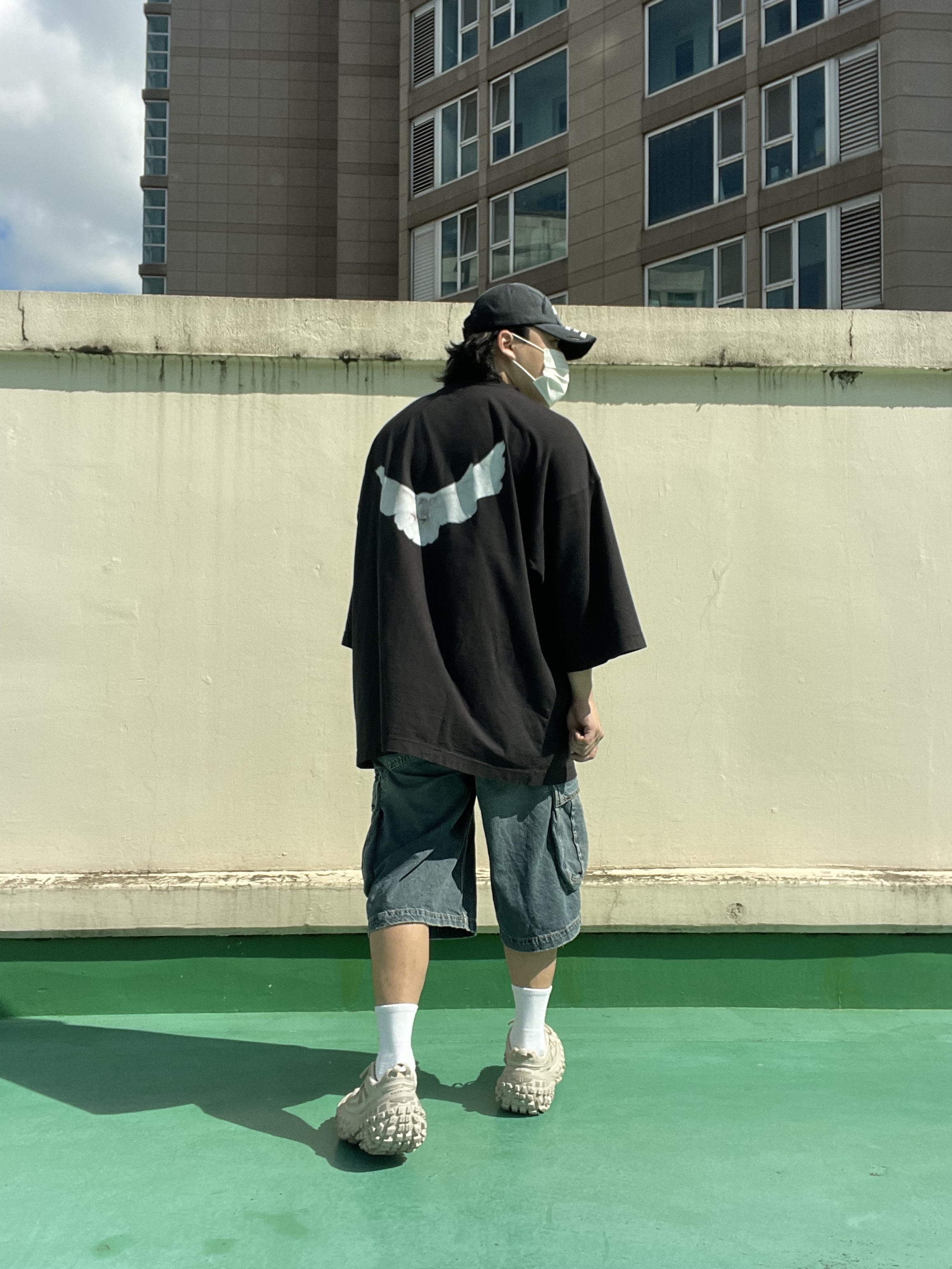 Yeezy Gap Engineered By Balenciaga Dove 3/4 Sleeve T-Shirt Black, Supreme Metal Lighter Holster - 19SS 착용 스타일 - 4