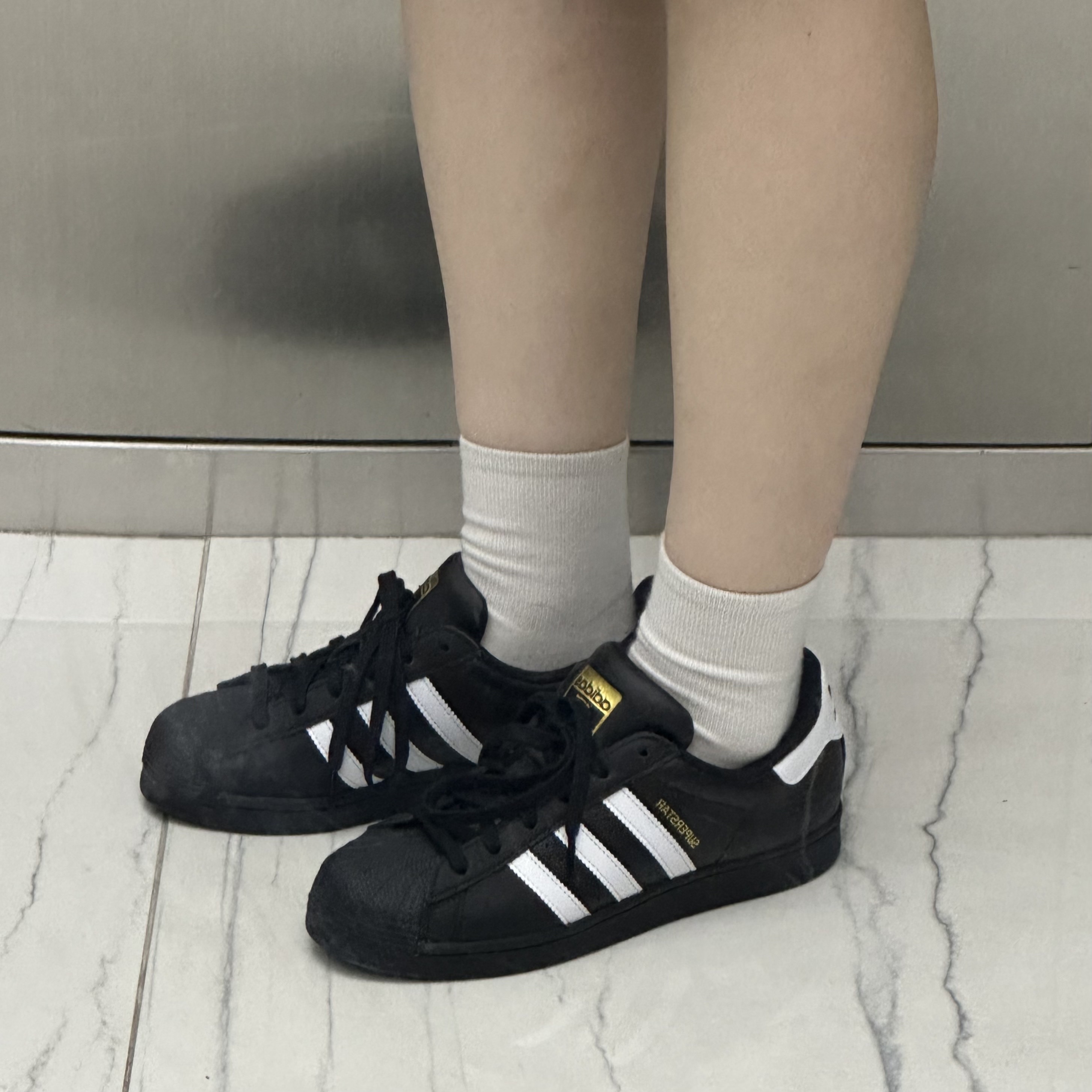 Adidas Superstar Core Black White 착용 스타일