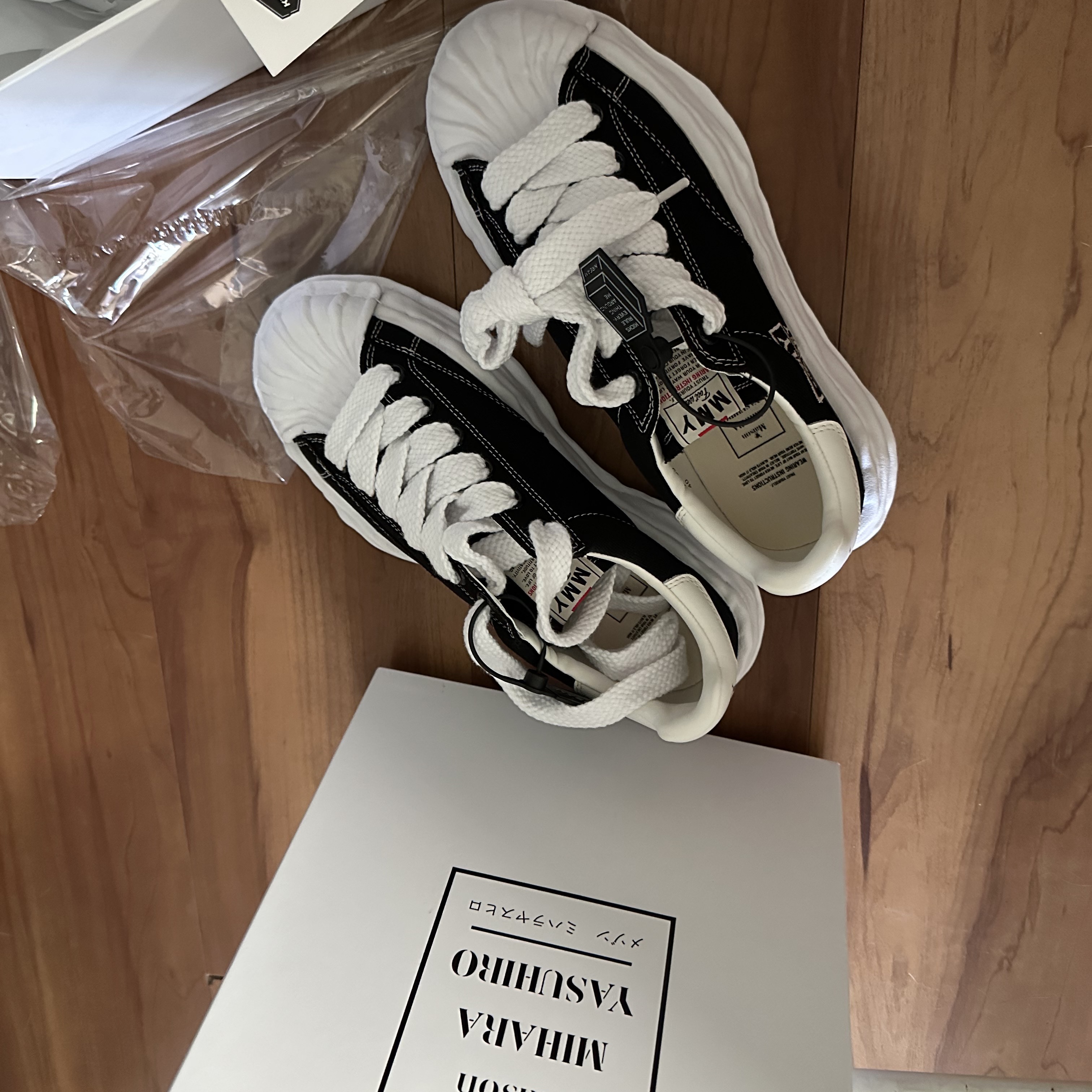 Maison Mihara Yasuhiro Blakey OG Sole Canvas Low-top Sneakers Black White 착용 스타일 - 3
