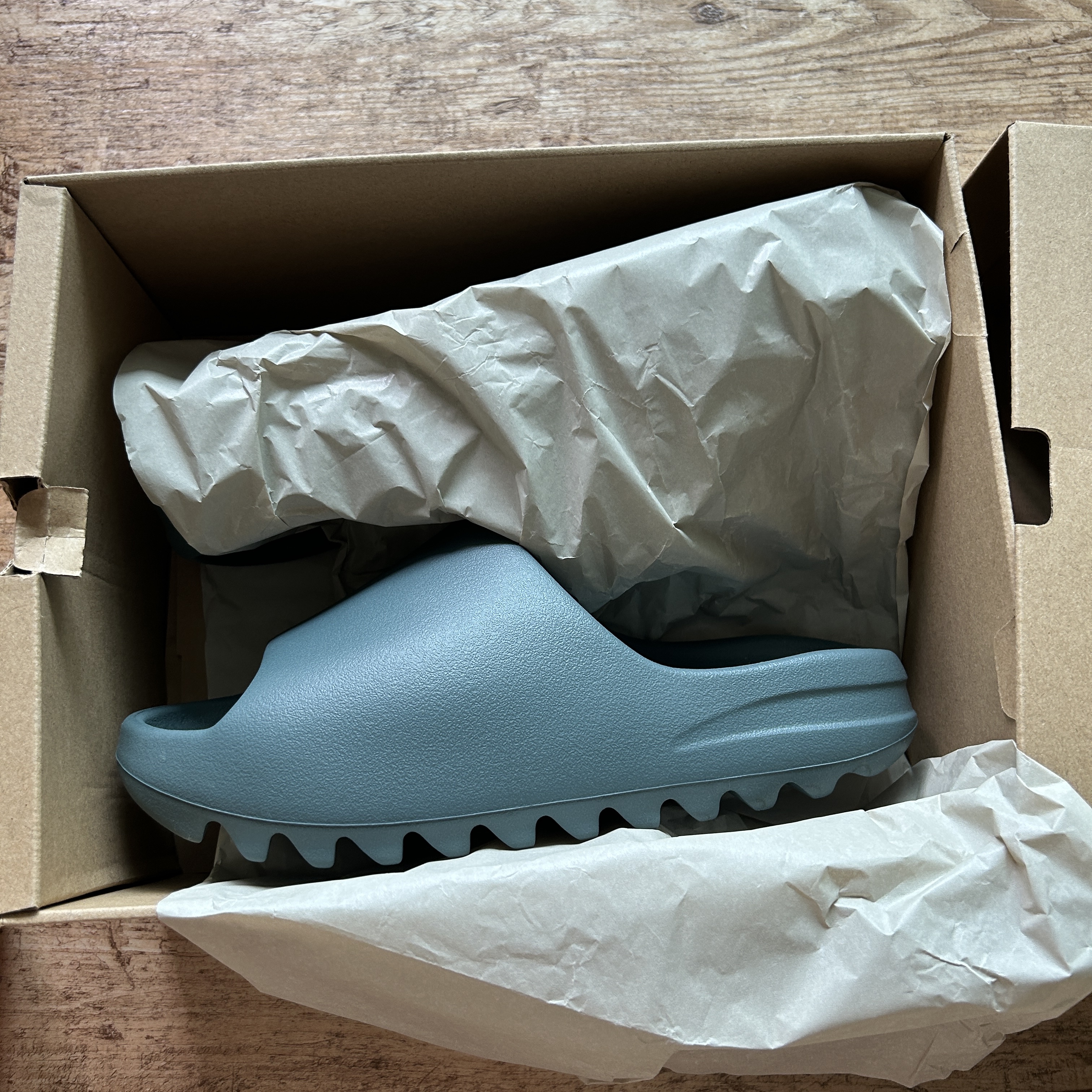 Adidas Yeezy Slide Slate Marine 착용 스타일