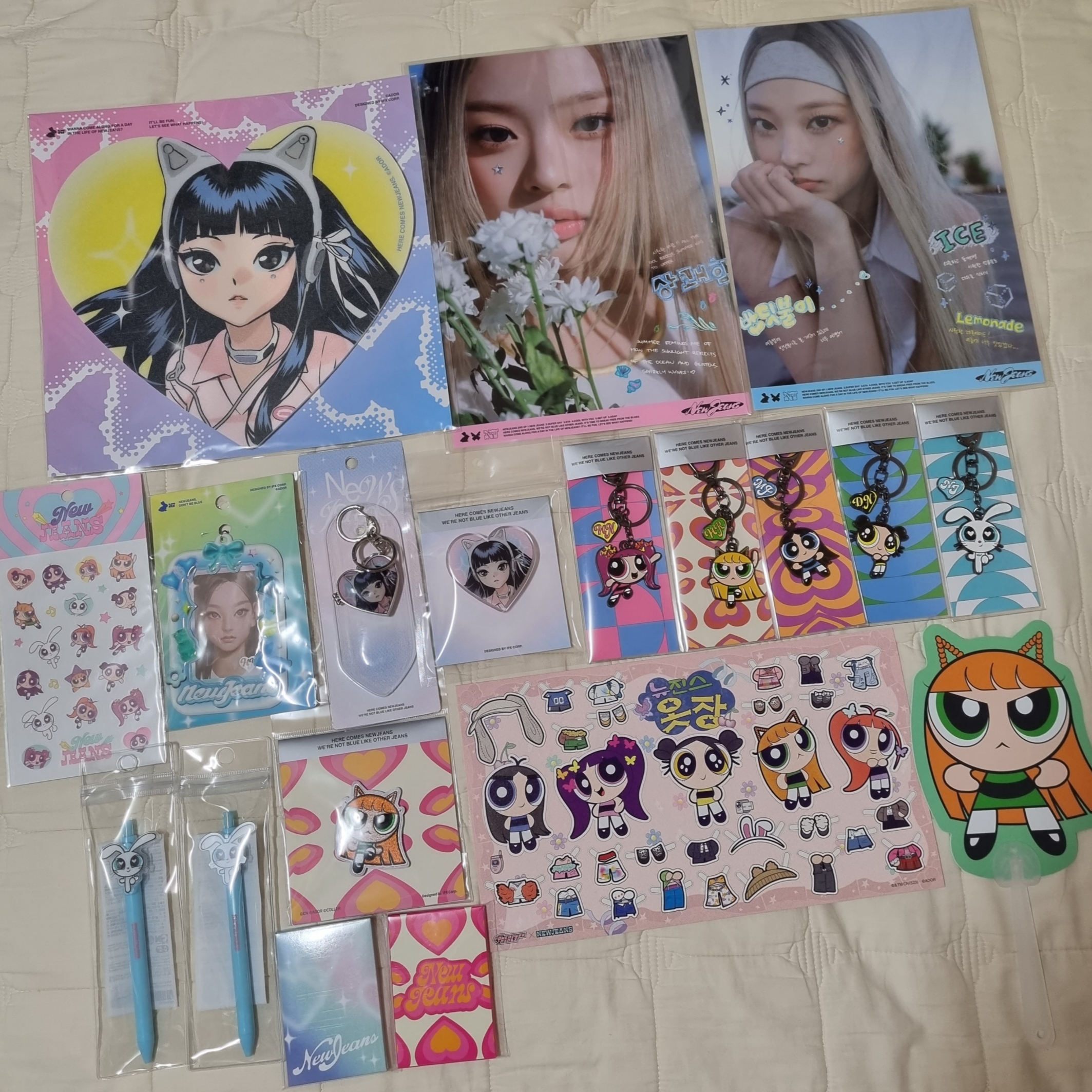 NewJeans x The Powerpuff Girls Metal Keyring Hanni, NewJeans x The Powerpuff Girls Metal Keyring Haerin 착용 스타일