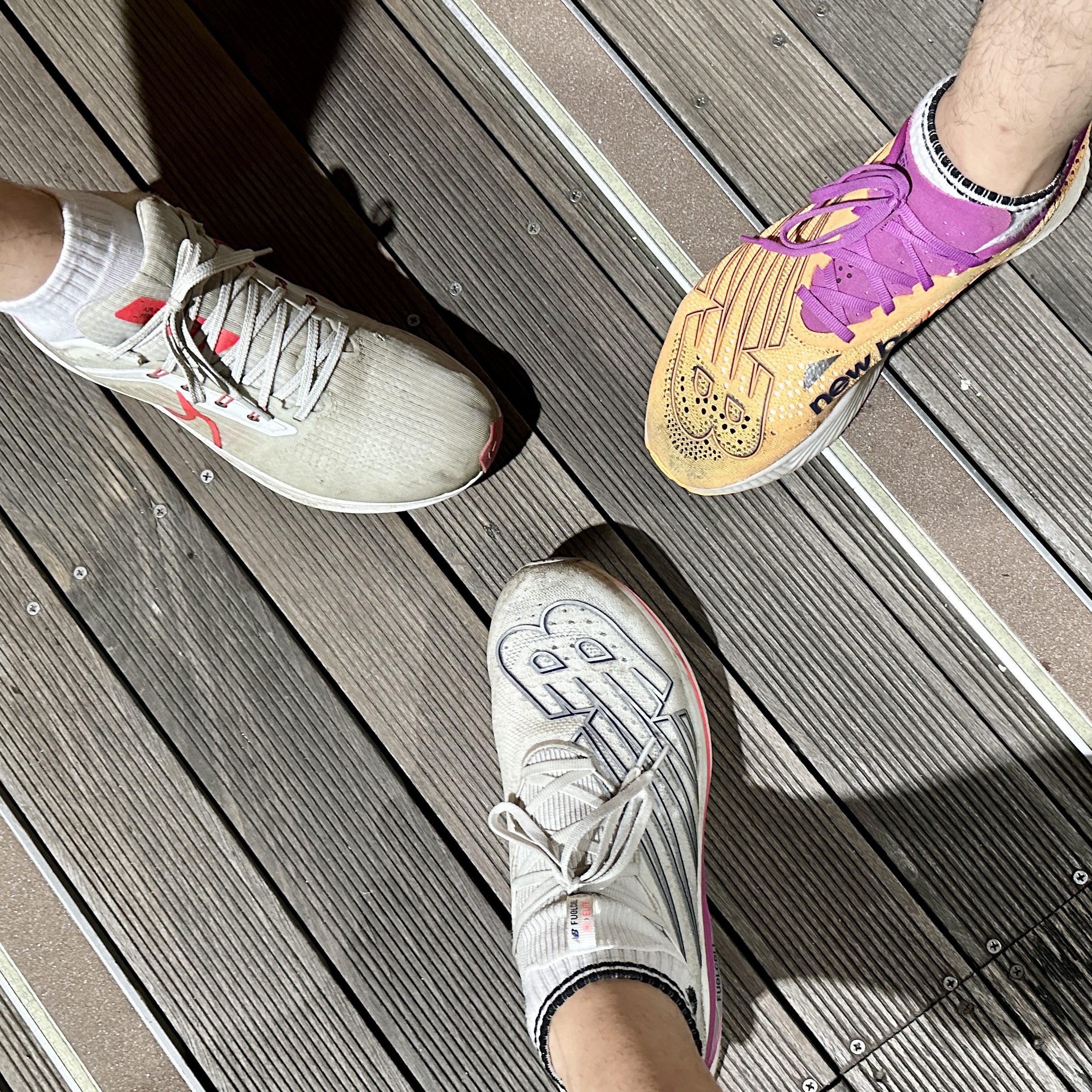 Nike Air Zoom Pegasus 39 Platinum Tint White, New Balance FuelCell RC Elite v2 Vibrant Apricot - 2E Wide 착용 스타일 - 1