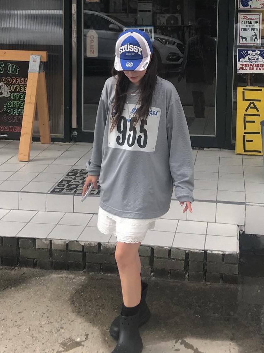 Stussy Souvenir Low Pro Strapback Cap Blue, Nike x Cactus Plant Flea Market L/S Jersey Grey - Asia 착용 스타일 - 3