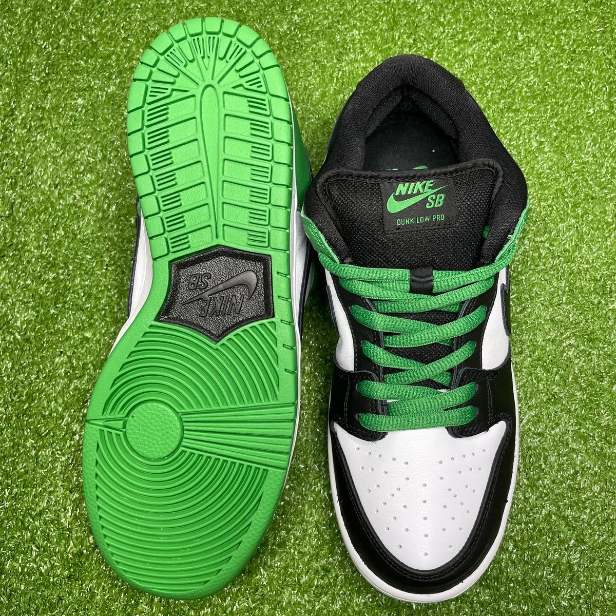 Nike SB Dunk Low Pro Black and Classic Green 착용 스타일 - 1