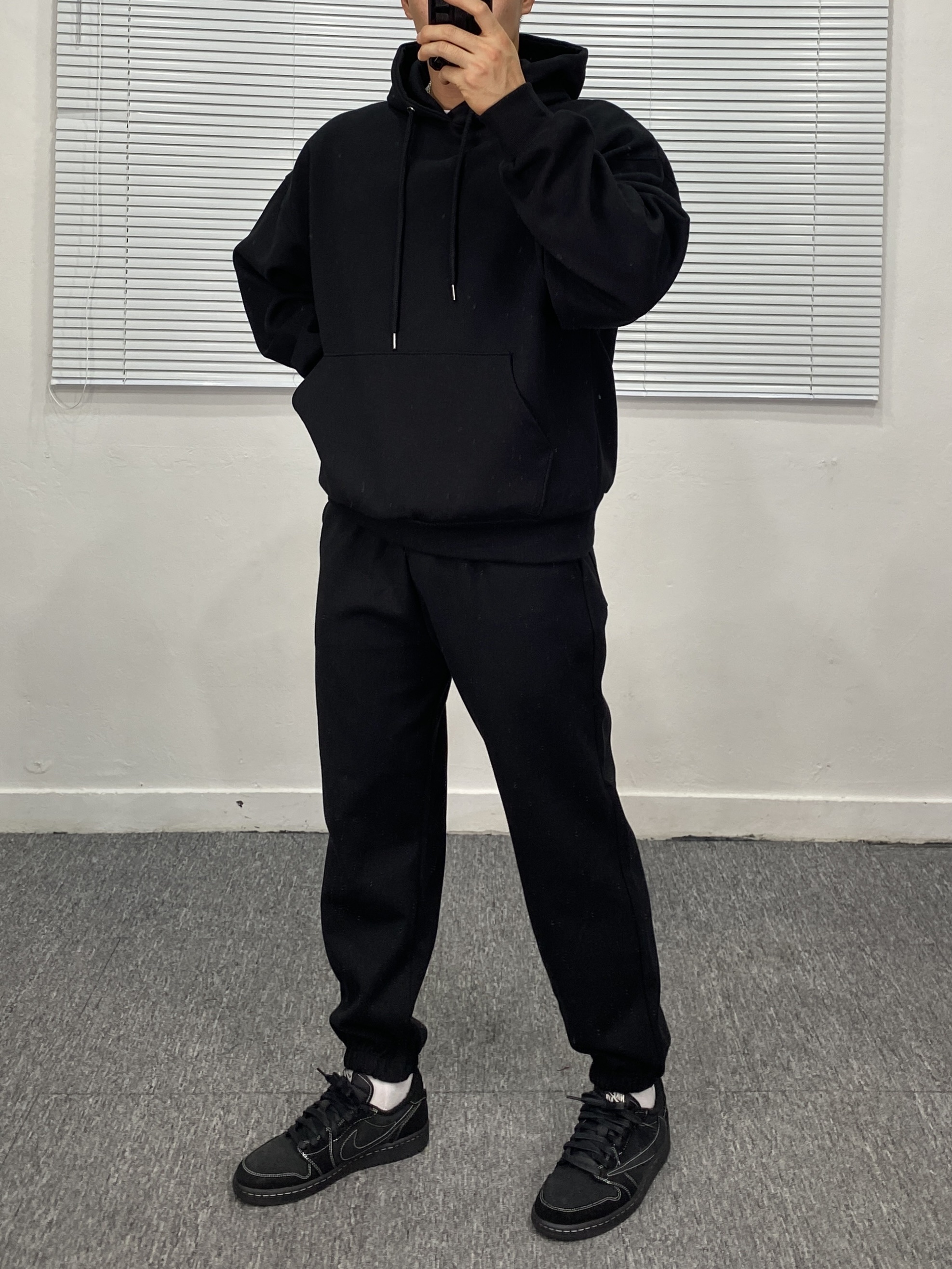 Jordan 1 x Travis Scott Retro Low OG SP Black Phantom 착용 스타일 - 1