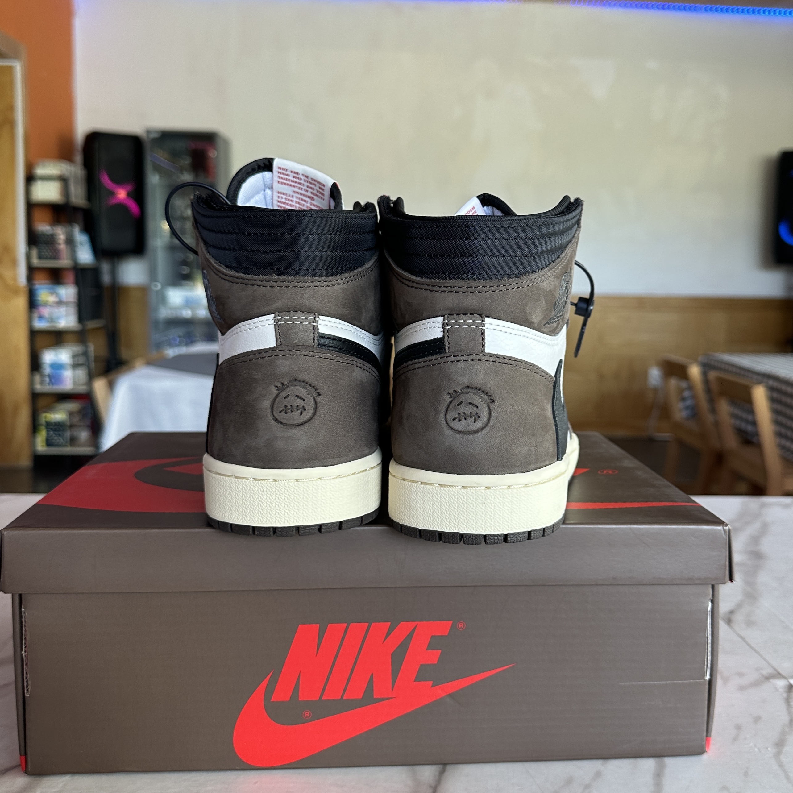 Jordan 1 x Travis Scott Retro High OG SP Mocha, Samsung The Freestyle All Round Player White (Korean Ver.) 착용 스타일 - 4