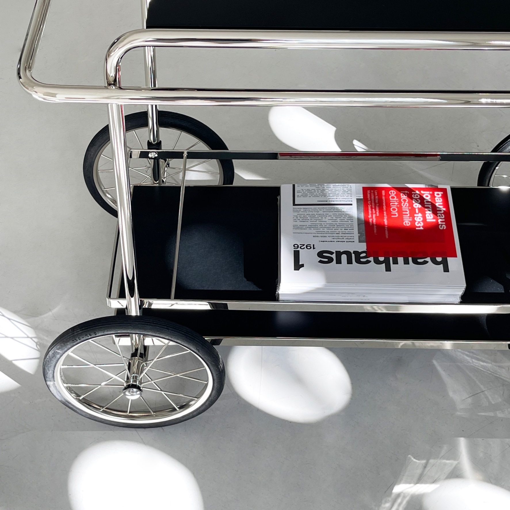 [KREAM 단독] Tecta M4R Console Trolley With Bottle Holder White, [KREAM 단독] Tecta M4R Console Trolley With Bottle Holder Yellow Green 착용 스타일