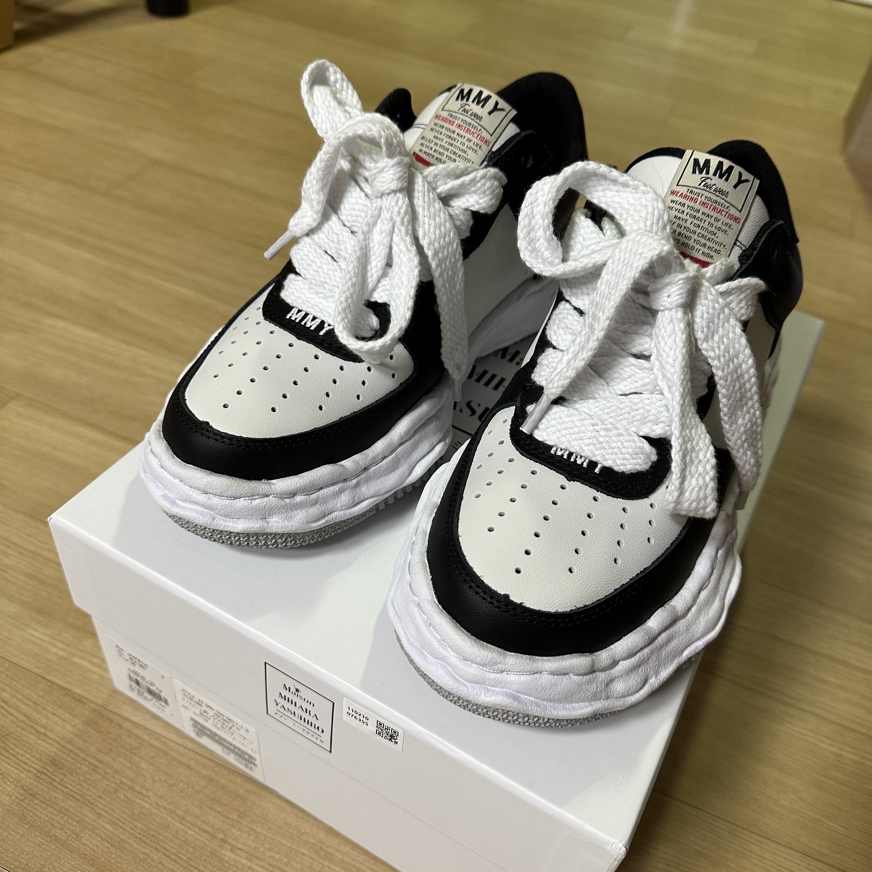 Maison Mihara Yasuhiro Wayne OG Sole Leather Low-top Sneakers Black White 착용 스타일
