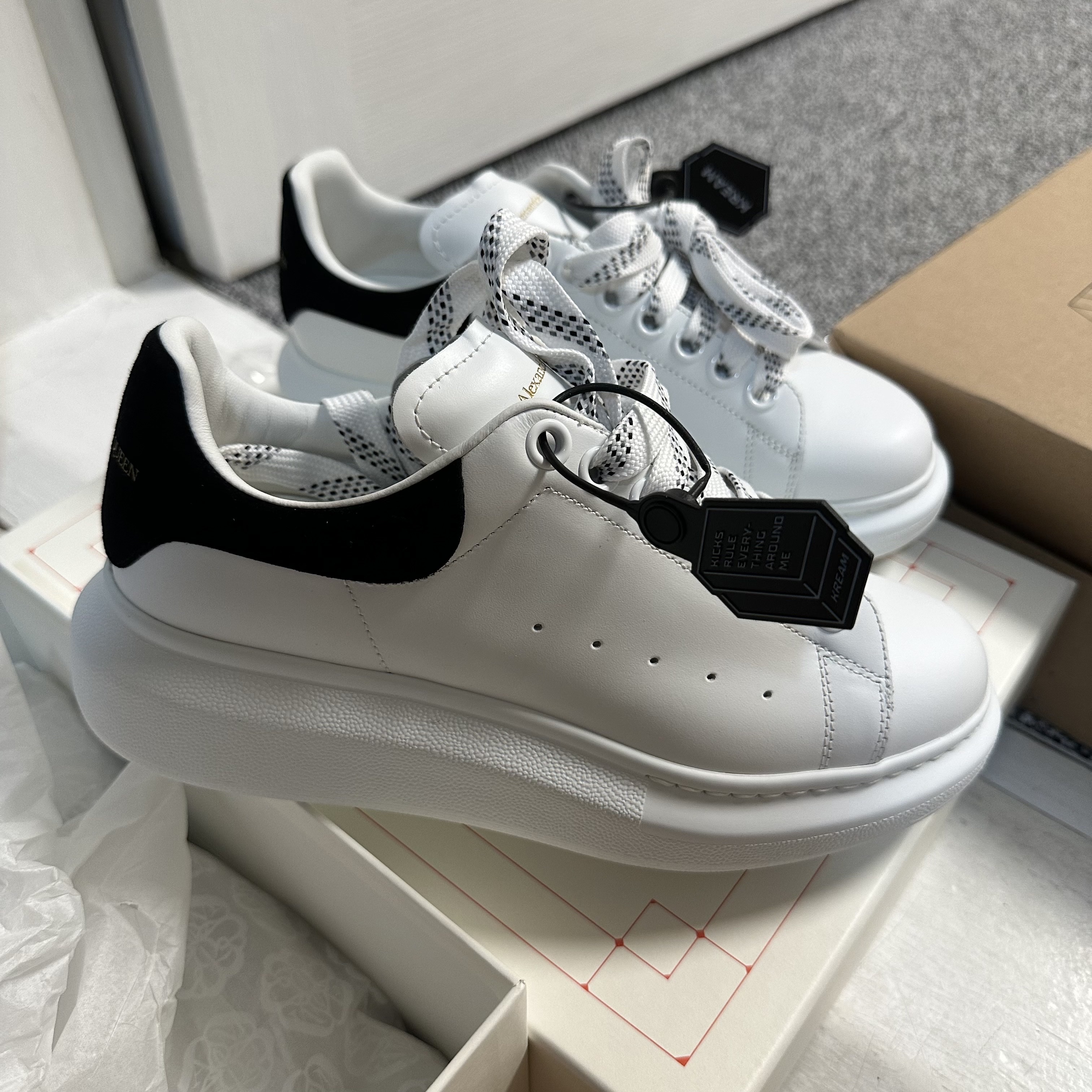 (W) Alexander McQueen Oversized Sneakers White Black 착용 스타일