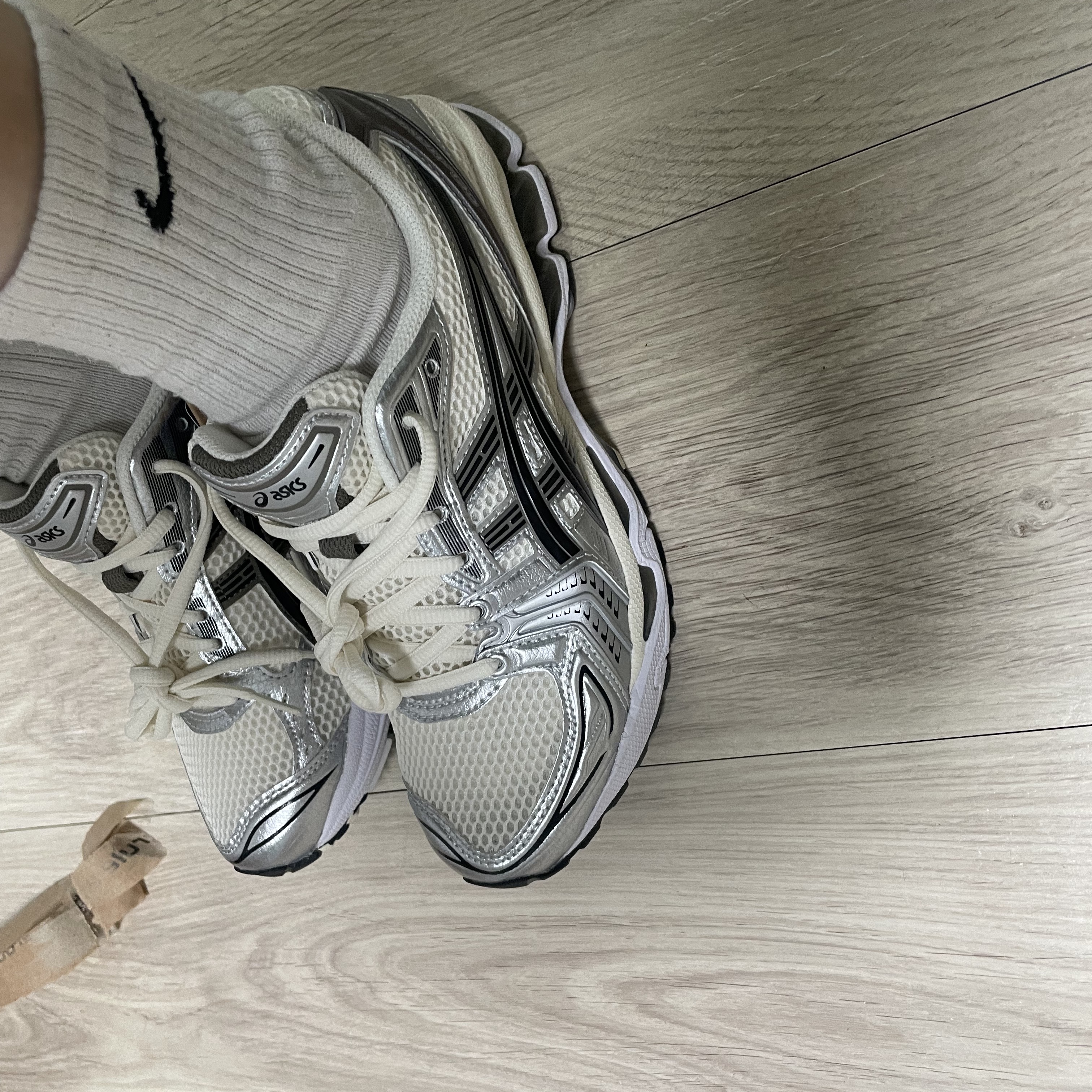 Asics Gel-Kayano 14 Cream Black 착용 스타일 - 2