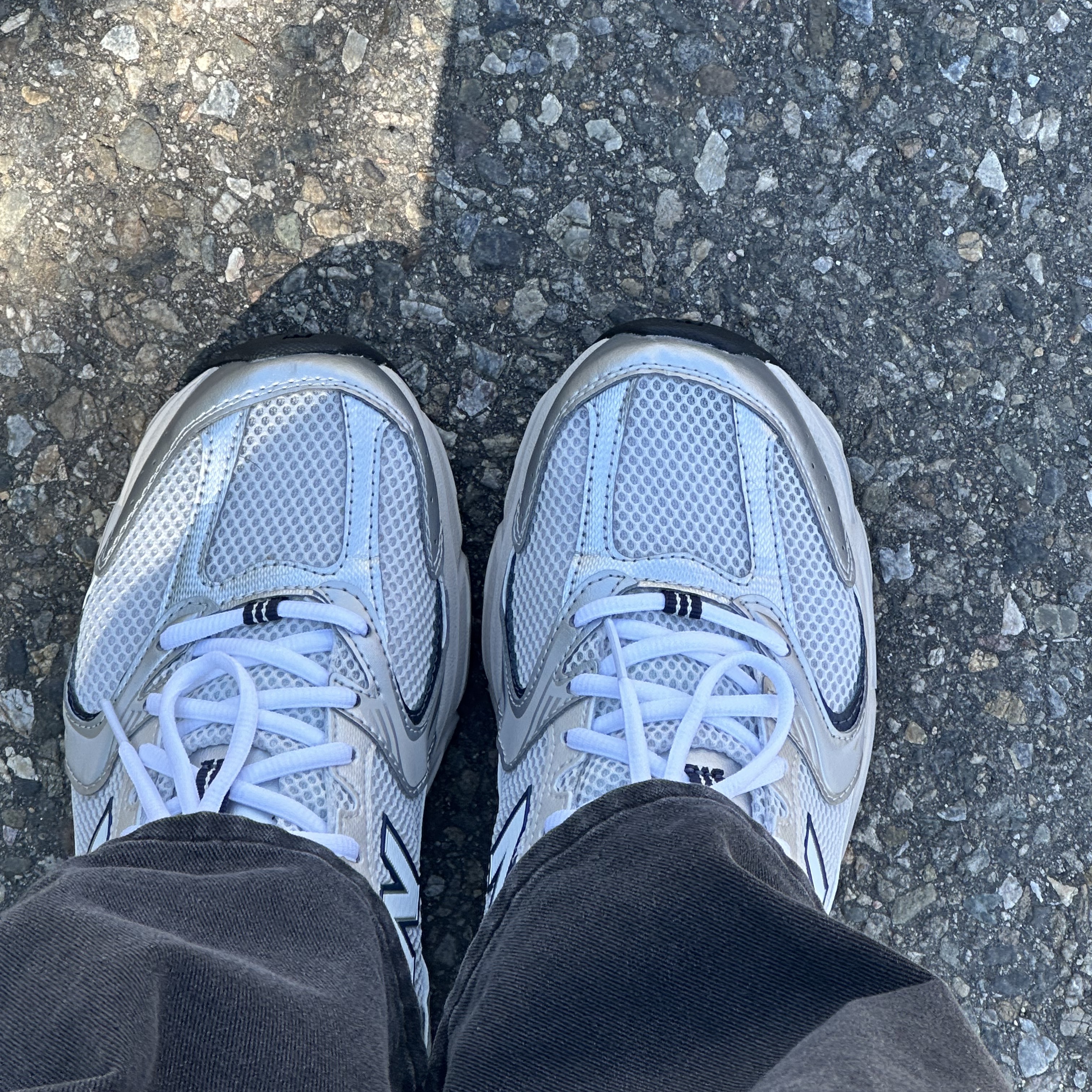 New Balance 530 Steel Grey 착용 스타일 - 1