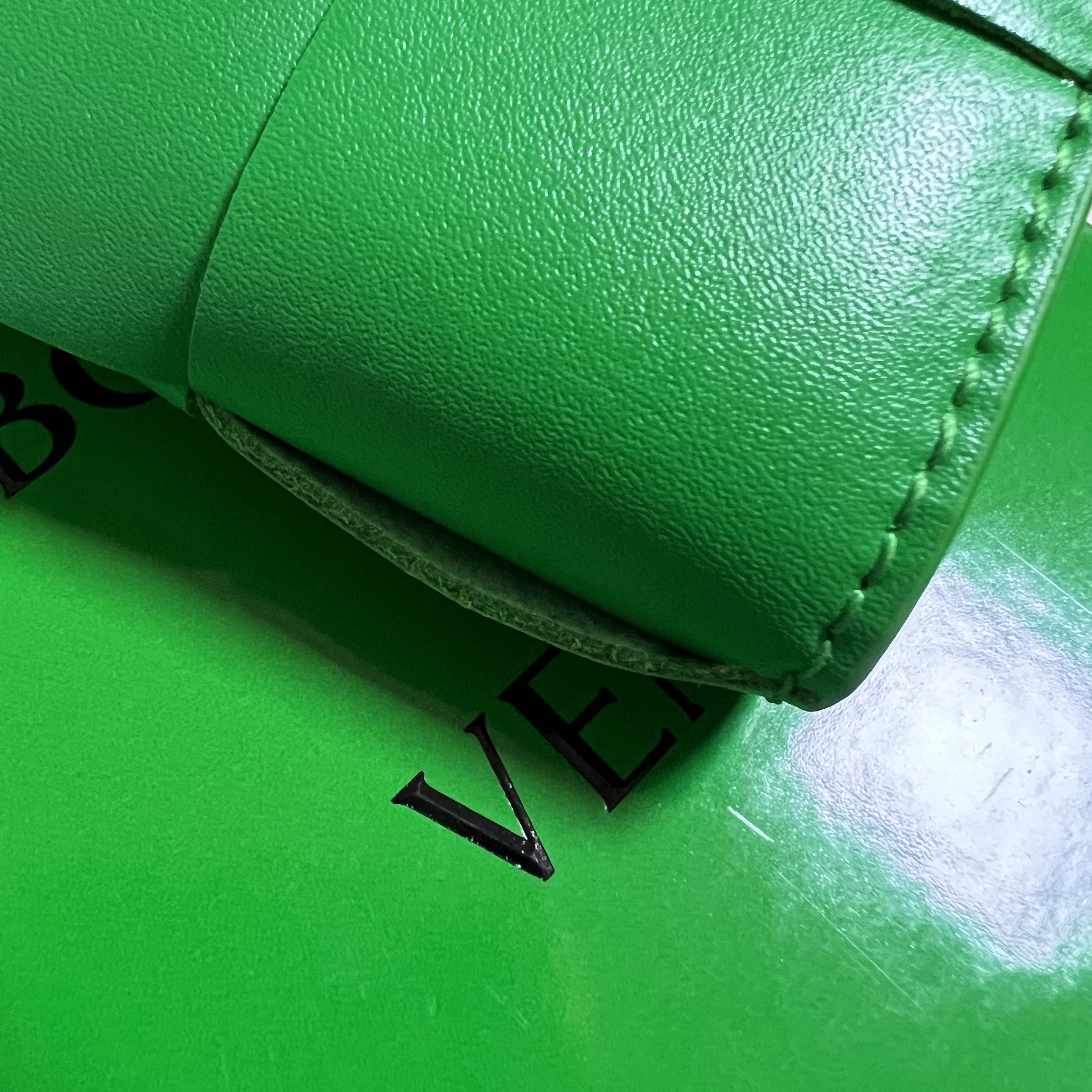 Bottega Veneta Flap Card Case Parakeet 착용 스타일