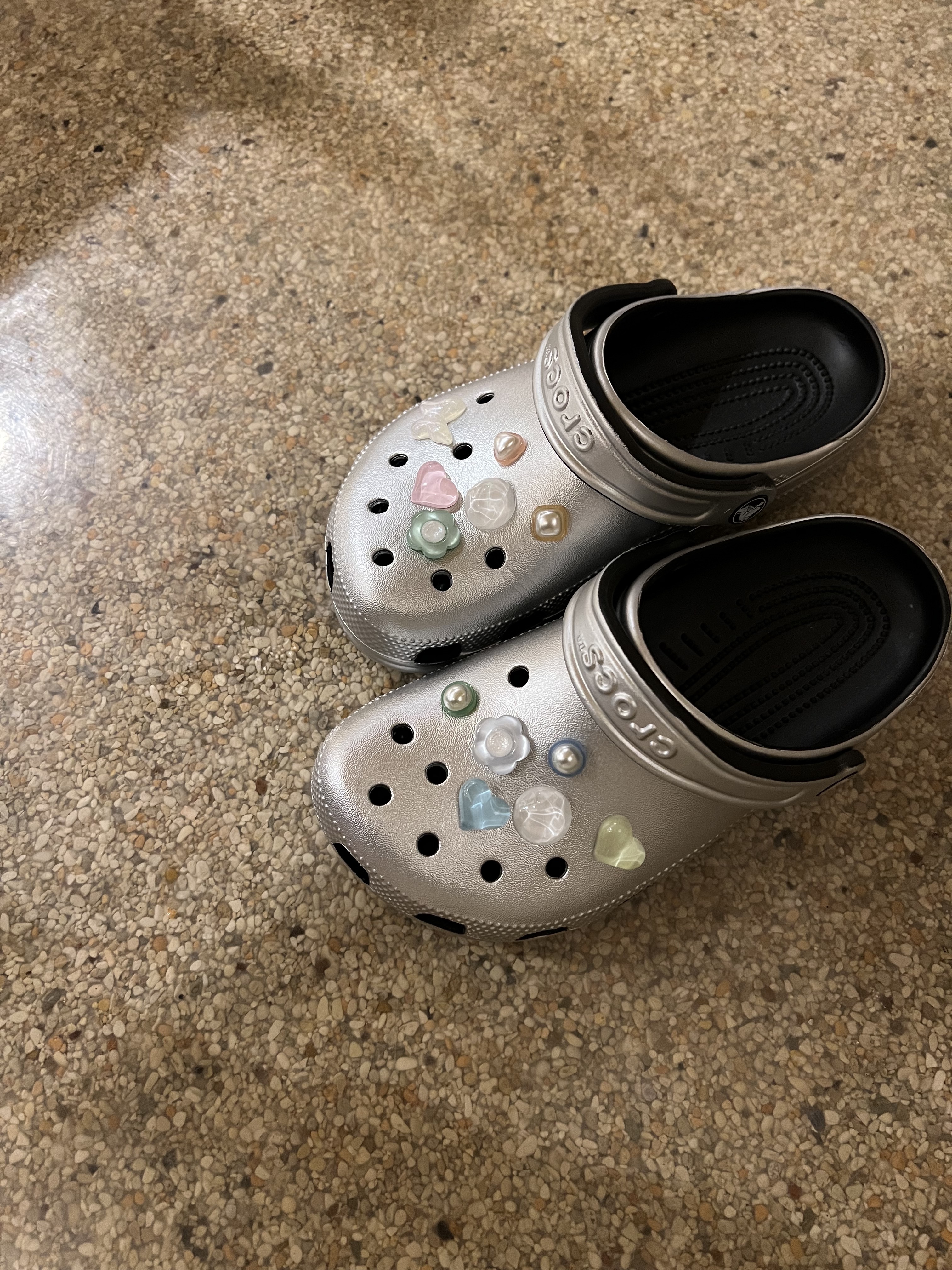 Crocs Classic Metallic Clog Silver 착용 스타일