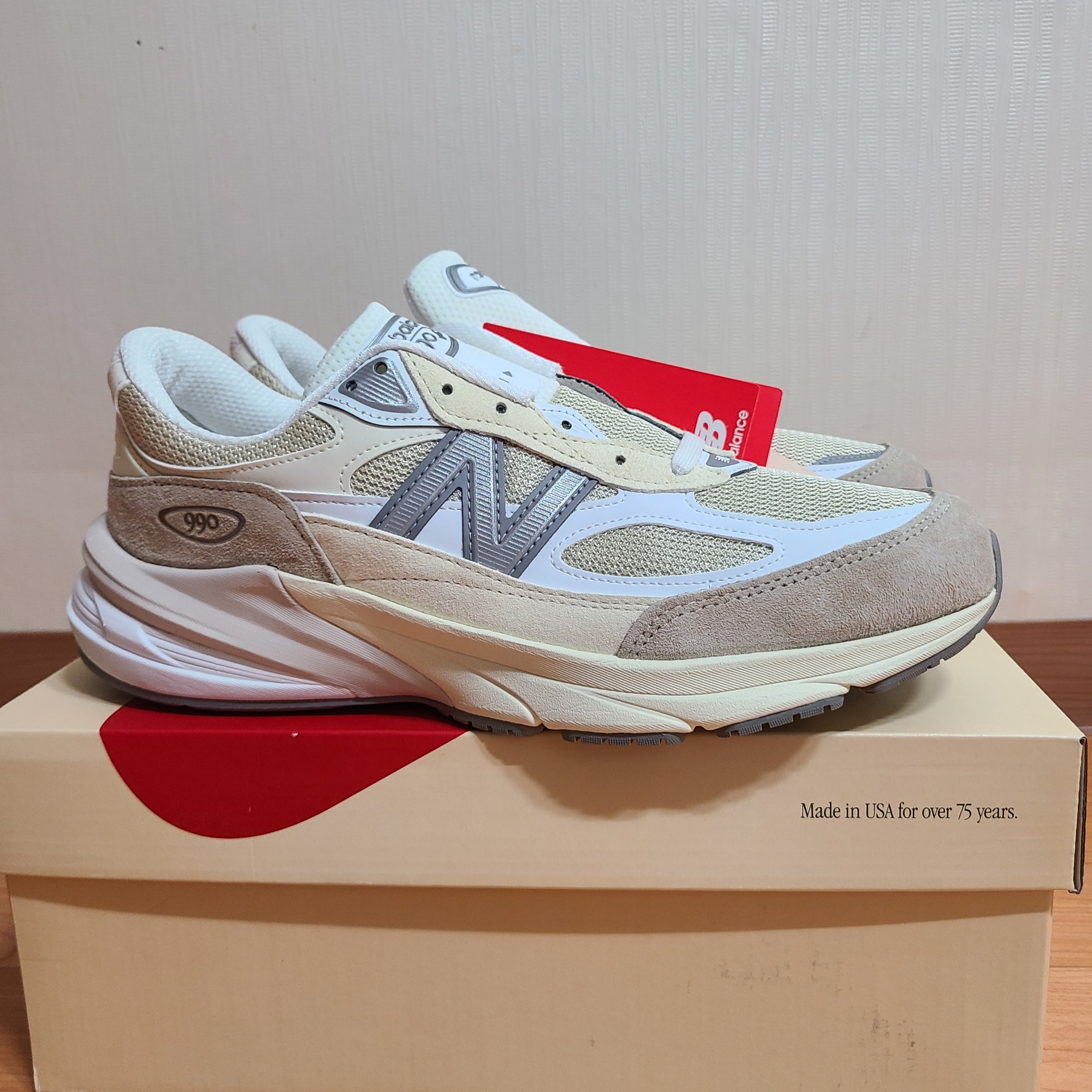 New Balance 990v6 Made in USA Cream Mindful Grey 착용 스타일 - 1