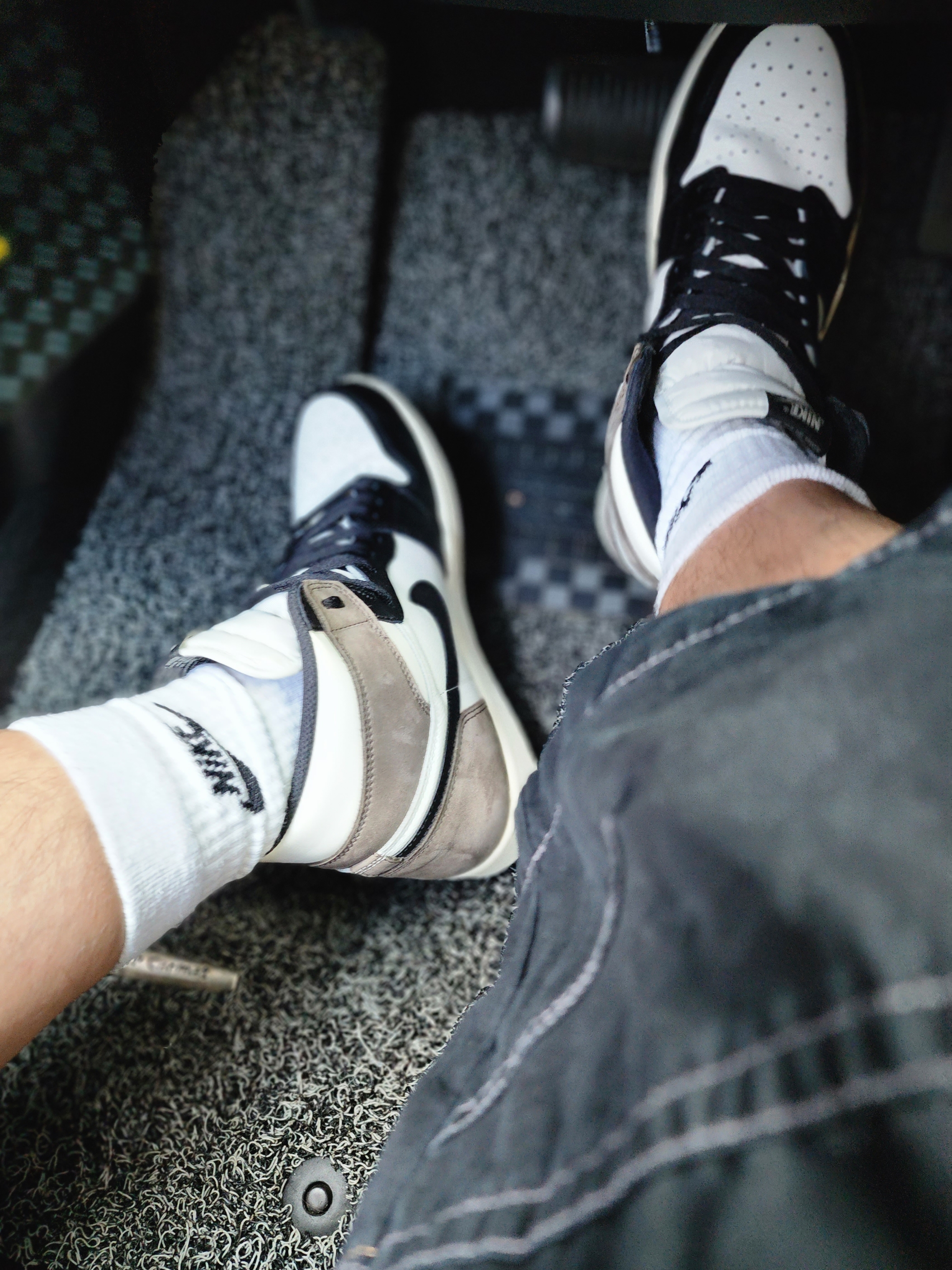 Jordan 1 Retro High OG Black Mocha 착용 스타일 - 1