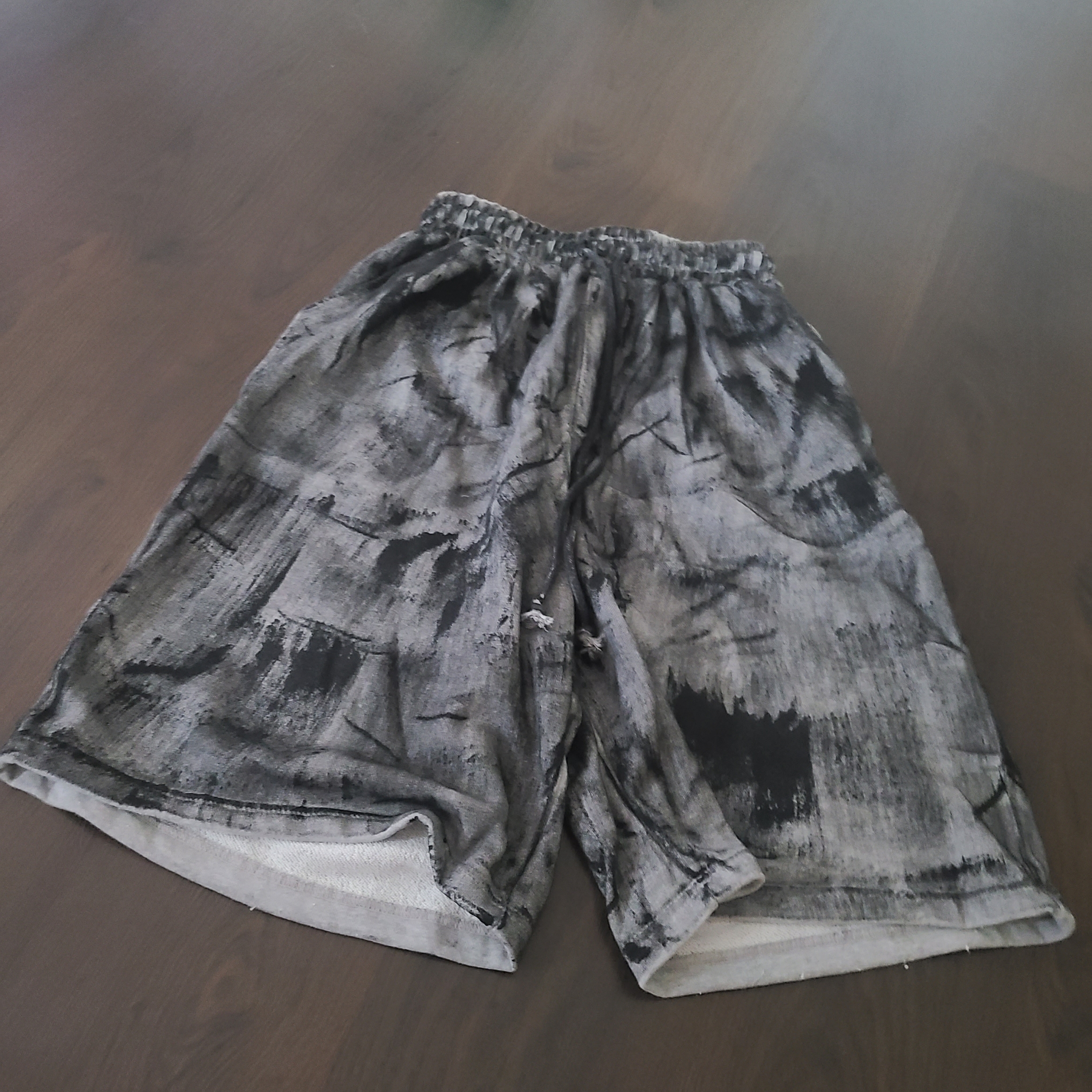 Undermycar Nimbus Rough Oil Coating Sweatshorts Ultimate Gray - 23SS 착용 스타일